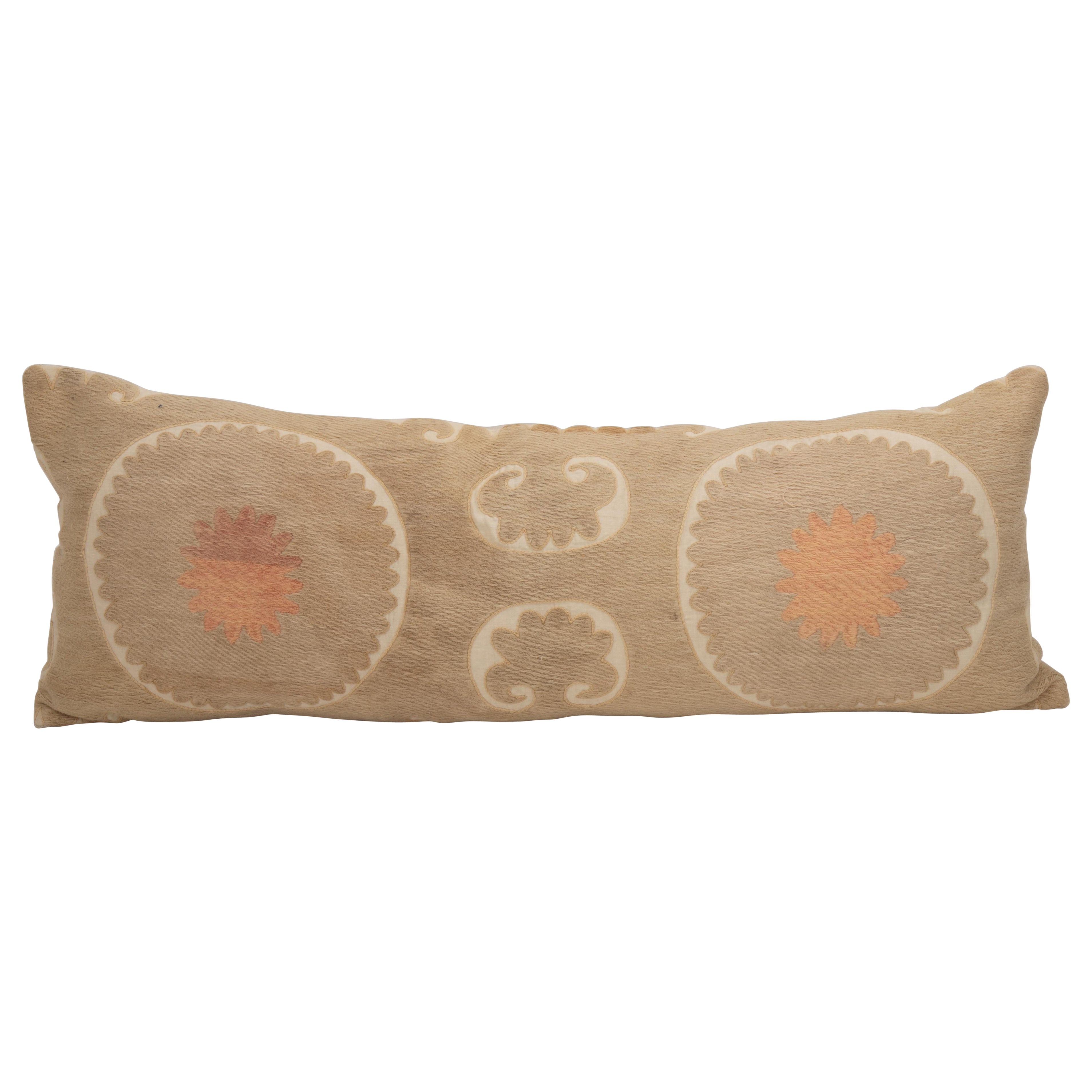Housse de coussin réalisée à partir d'un Suzani du milieu du 20e C., Ouzbékistan