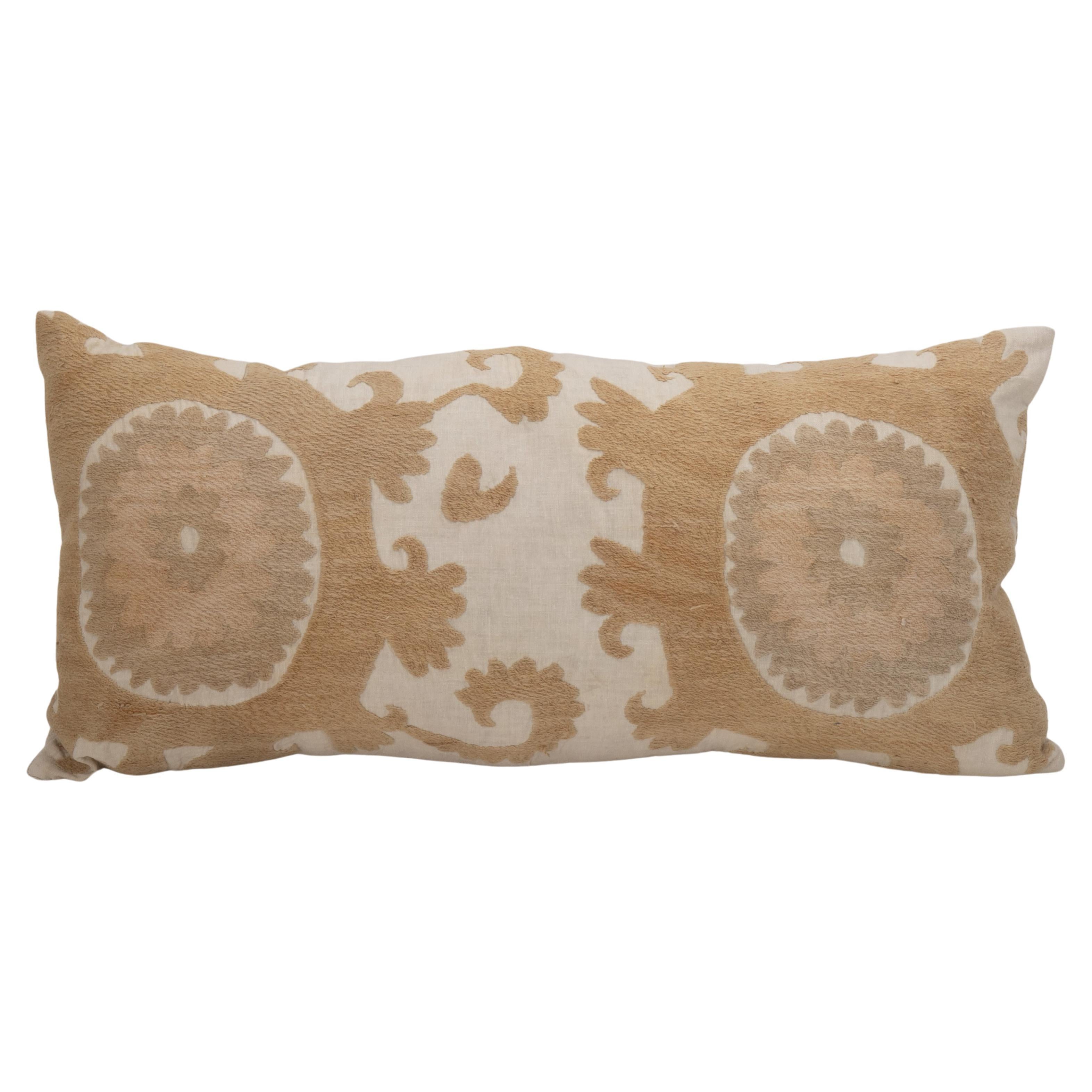 Housse de coussin réalisée à partir d'un Suzani du milieu du 20e C., Ouzbékistan