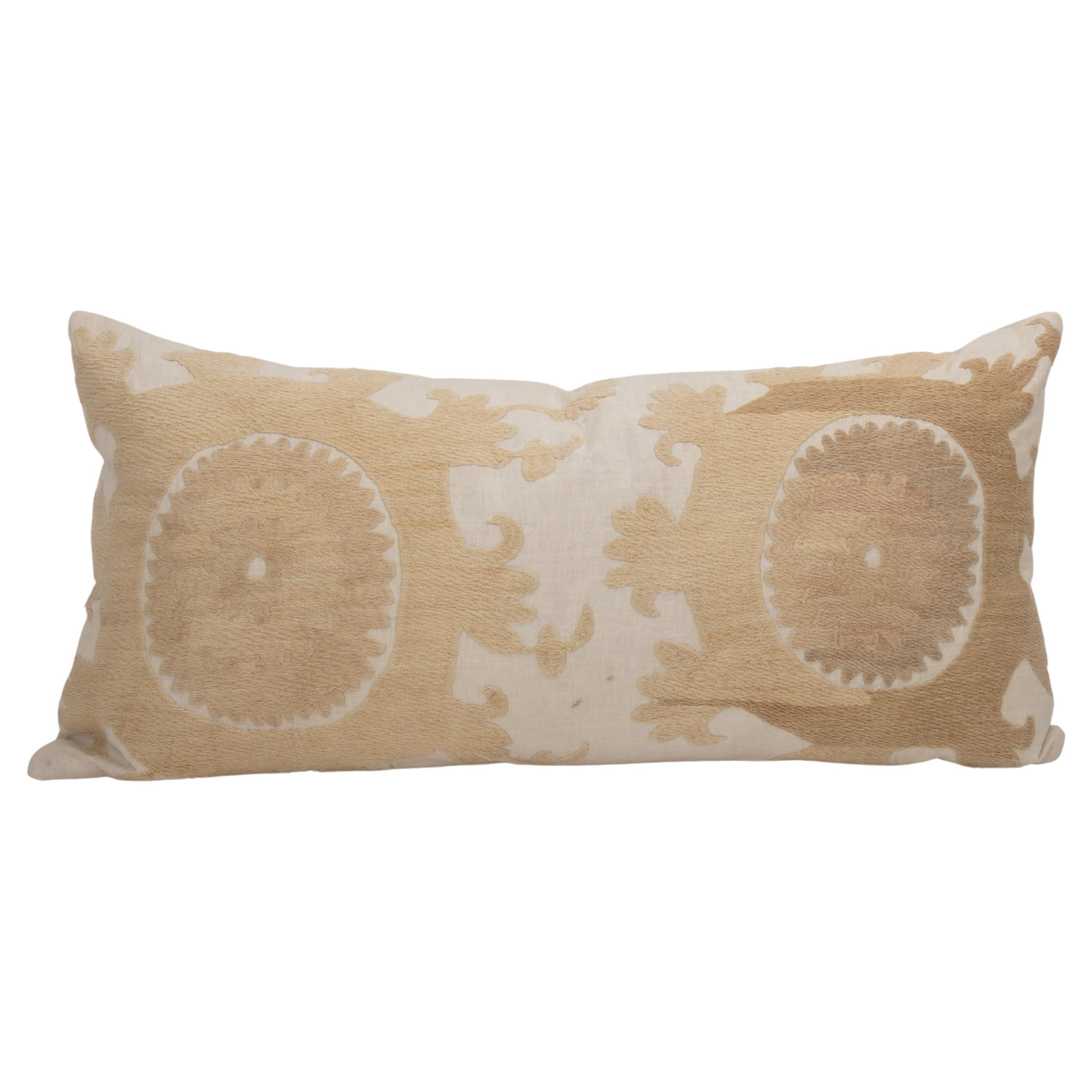 Housse de coussin réalisée à partir d'un Suzani du milieu du 20e C., Ouzbékistan