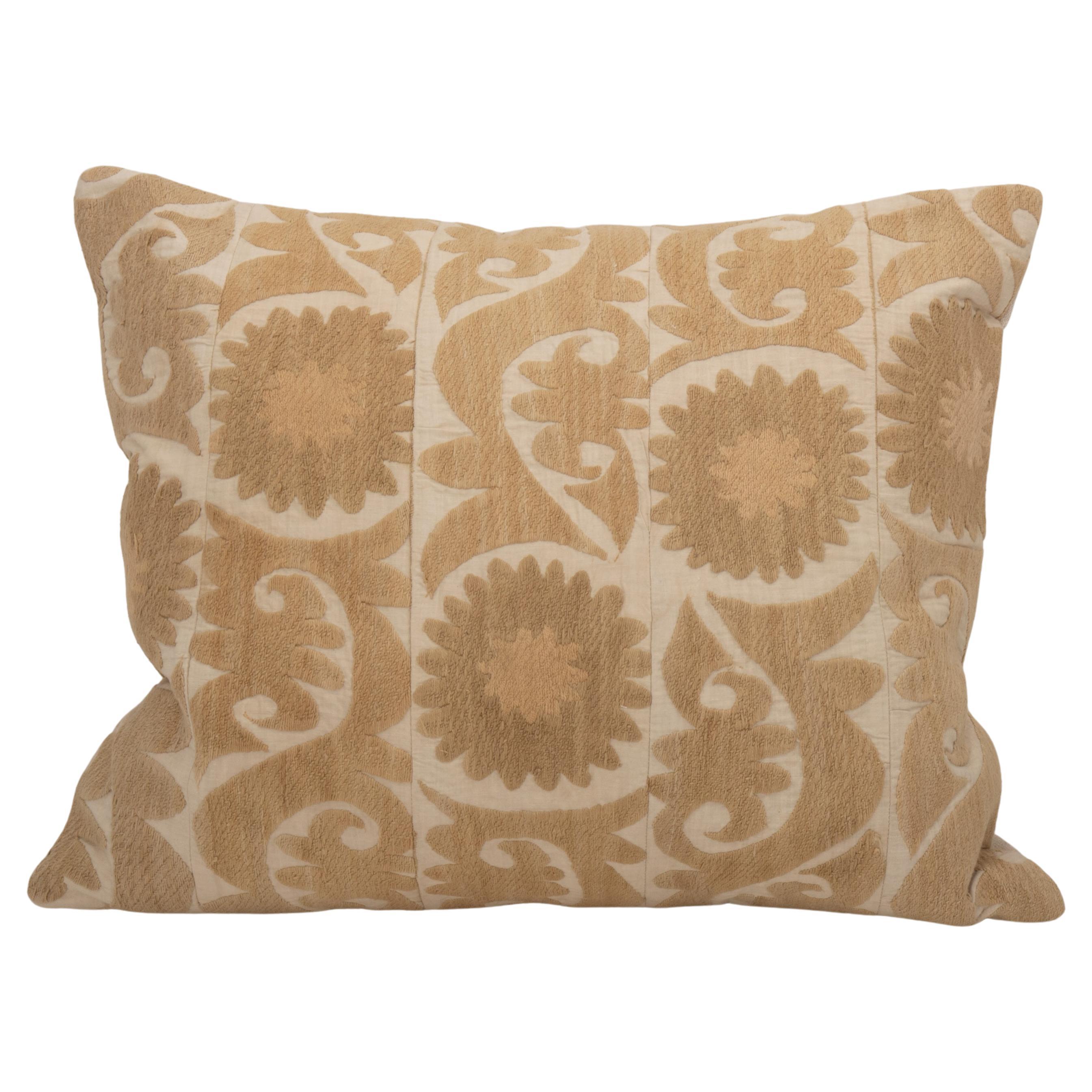 Housse de coussin réalisée à partir d'un Suzani du milieu du 20e C., Ouzbékistan