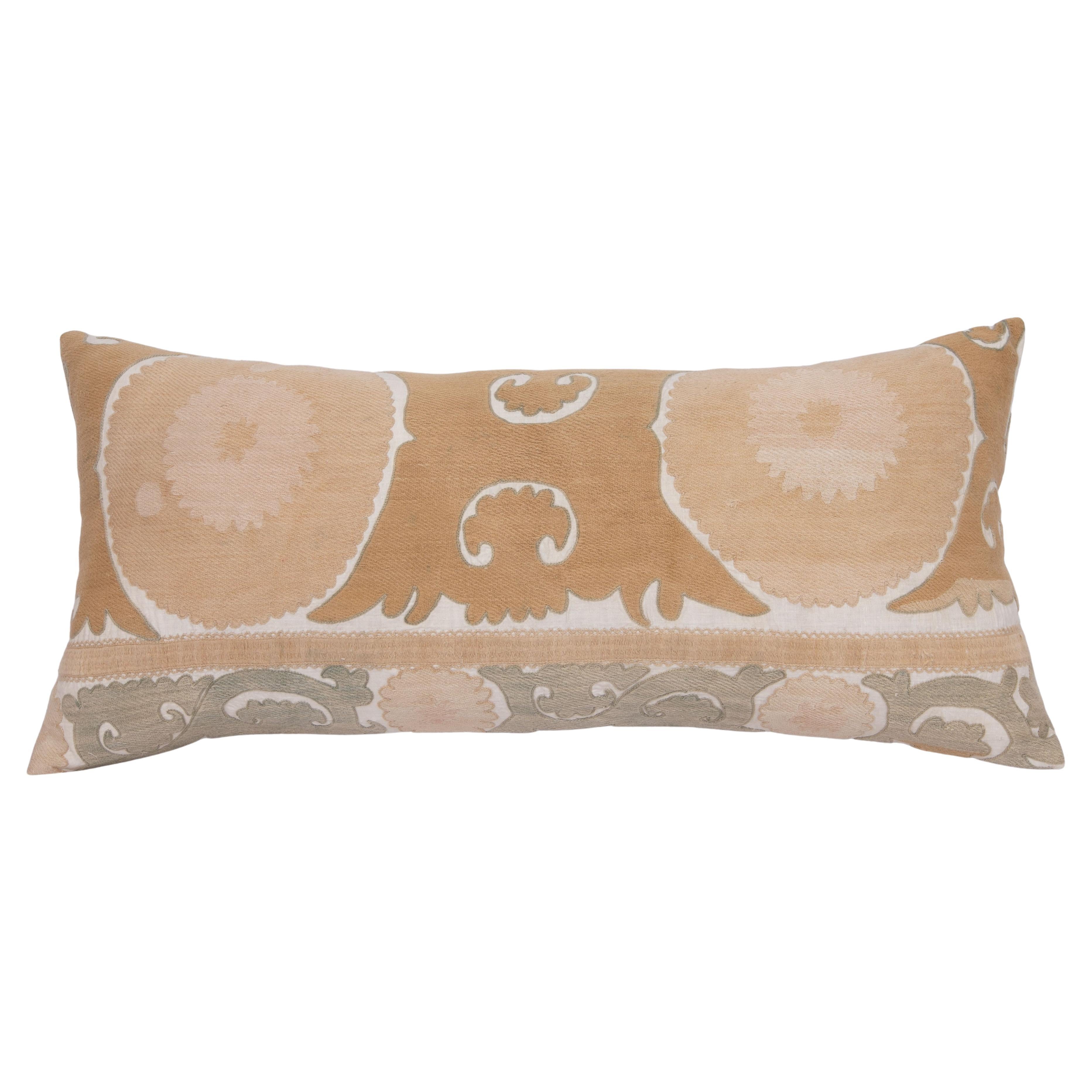 Housse de coussin réalisée à partir d'un Suzani du milieu du 20e C., Ouzbékistan