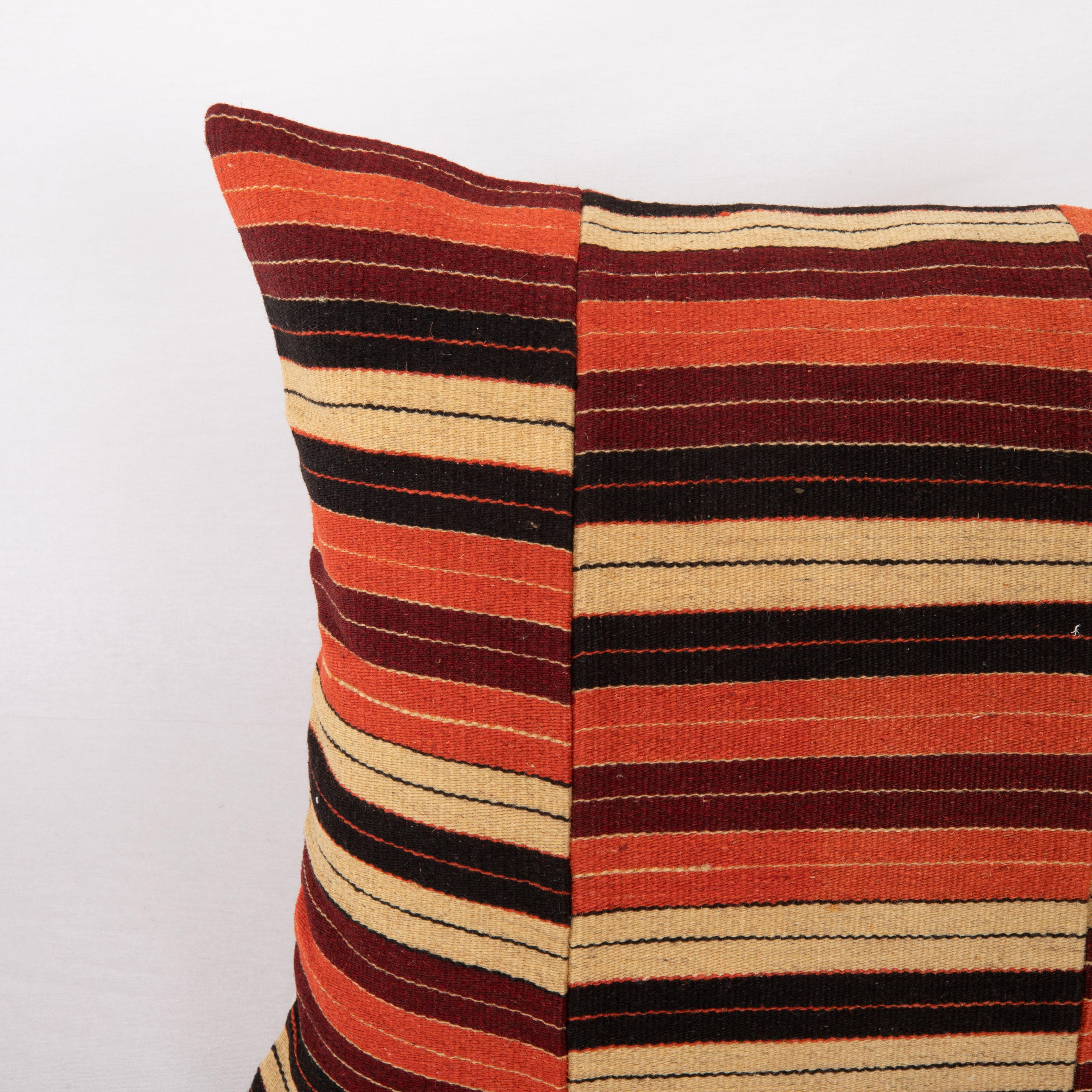Turc Couvercle d'oreiller fabriqué à partir d'un Kilim anatolien vintage en vente