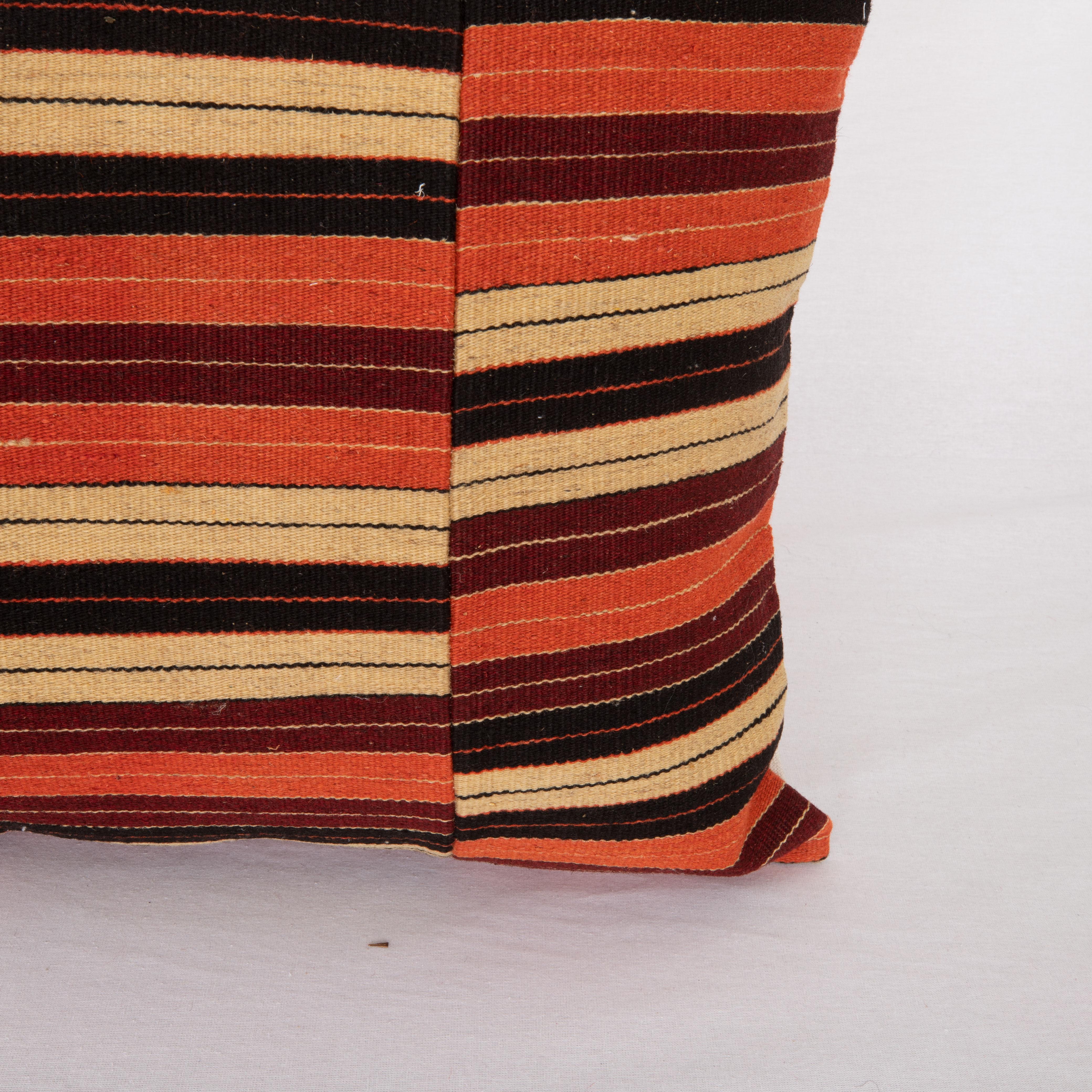 Tissé à la main Couvercle d'oreiller fabriqué à partir d'un Kilim anatolien vintage en vente