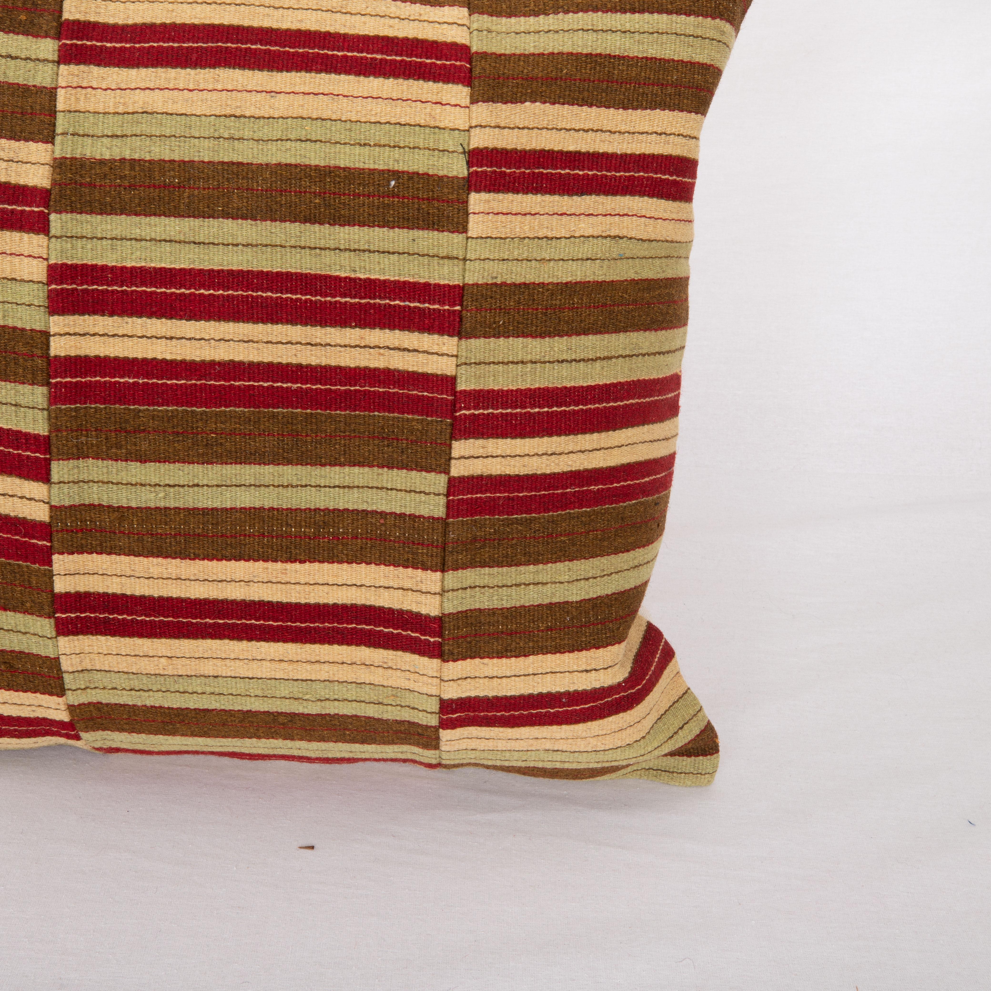 Tessuto a mano Copri cuscino realizzato con un kilim anatolico vintage in vendita
