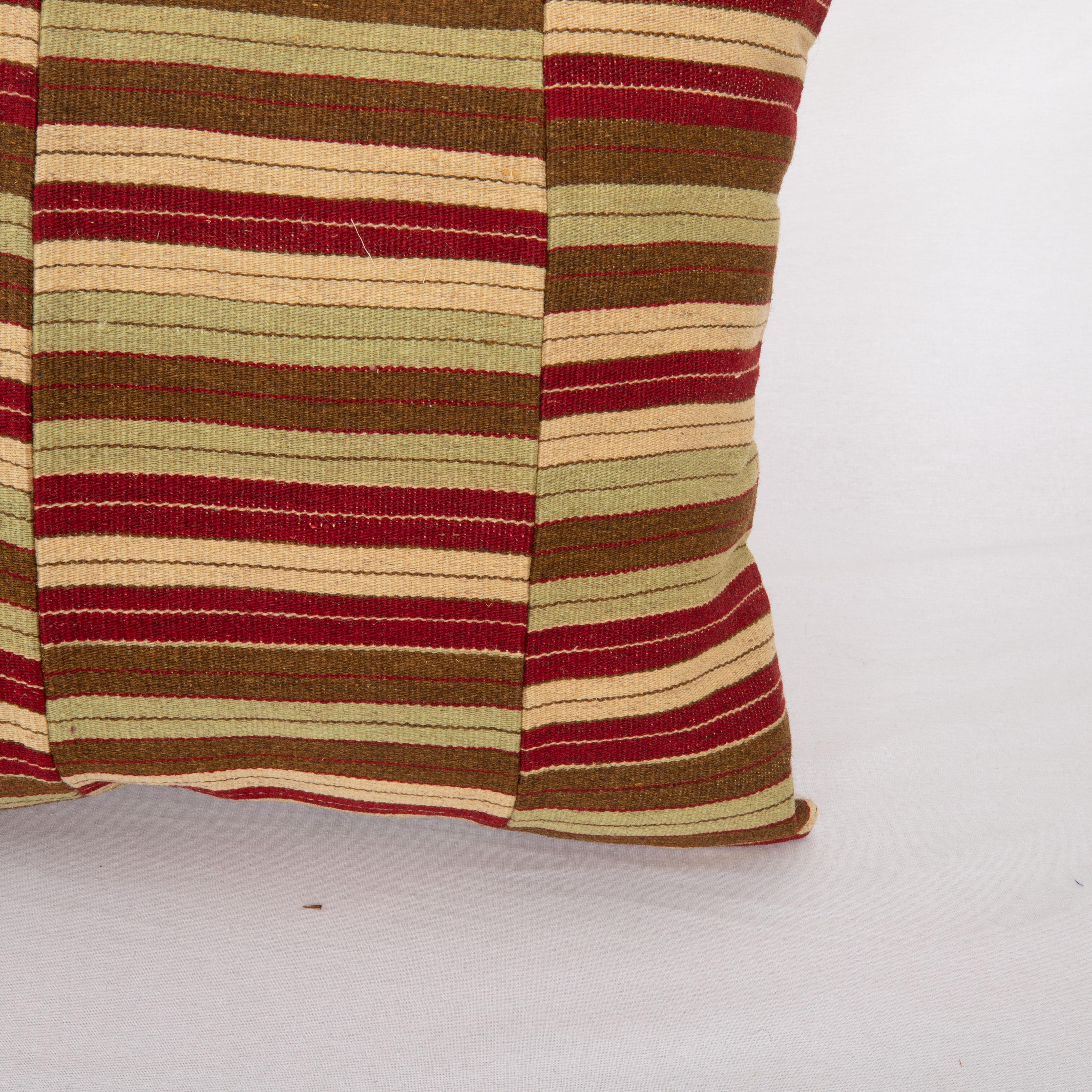 Tissé à la main Couvercle d'oreiller fabriqué à partir d'un Kilim anatolien vintage en vente
