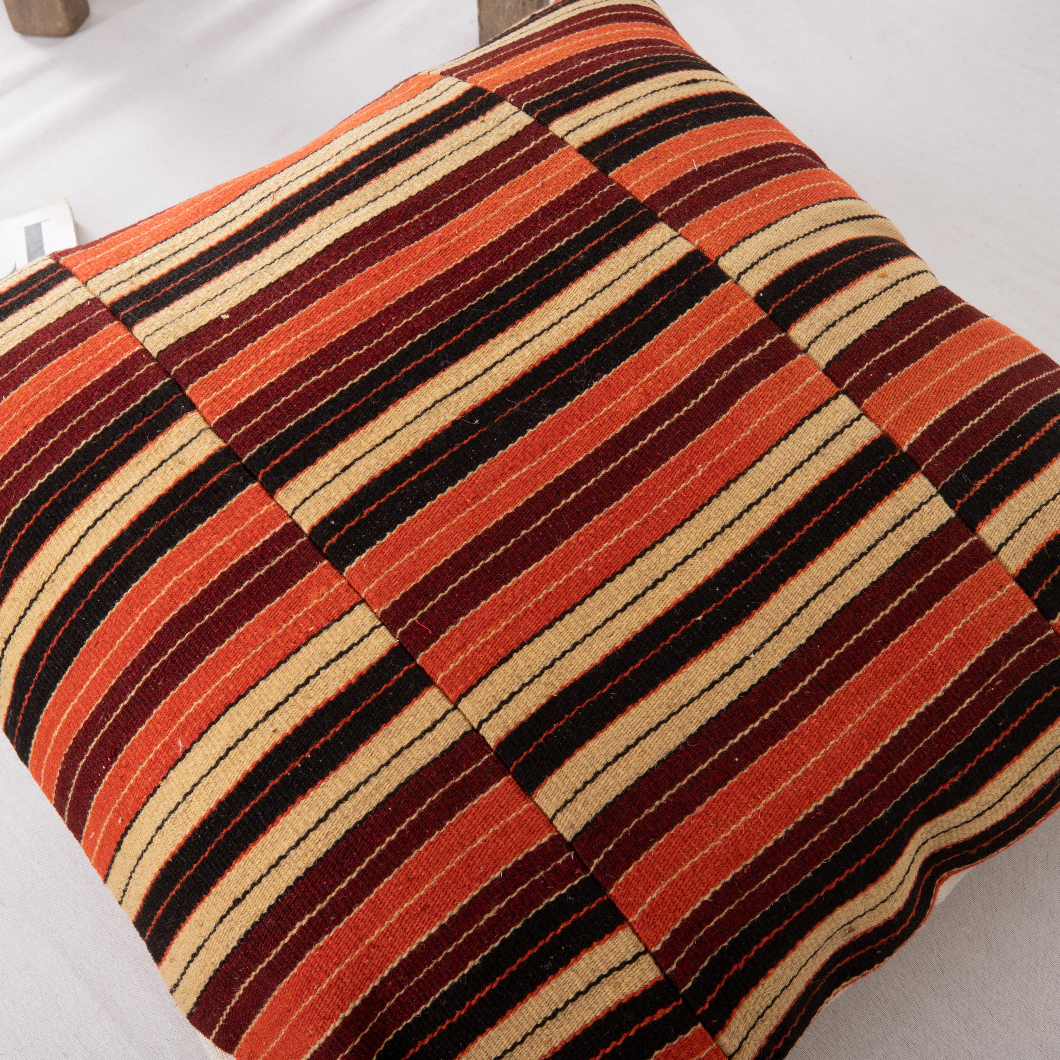 Couvercle d'oreiller fabriqué à partir d'un Kilim anatolien vintage Bon état - En vente à Istanbul, TR