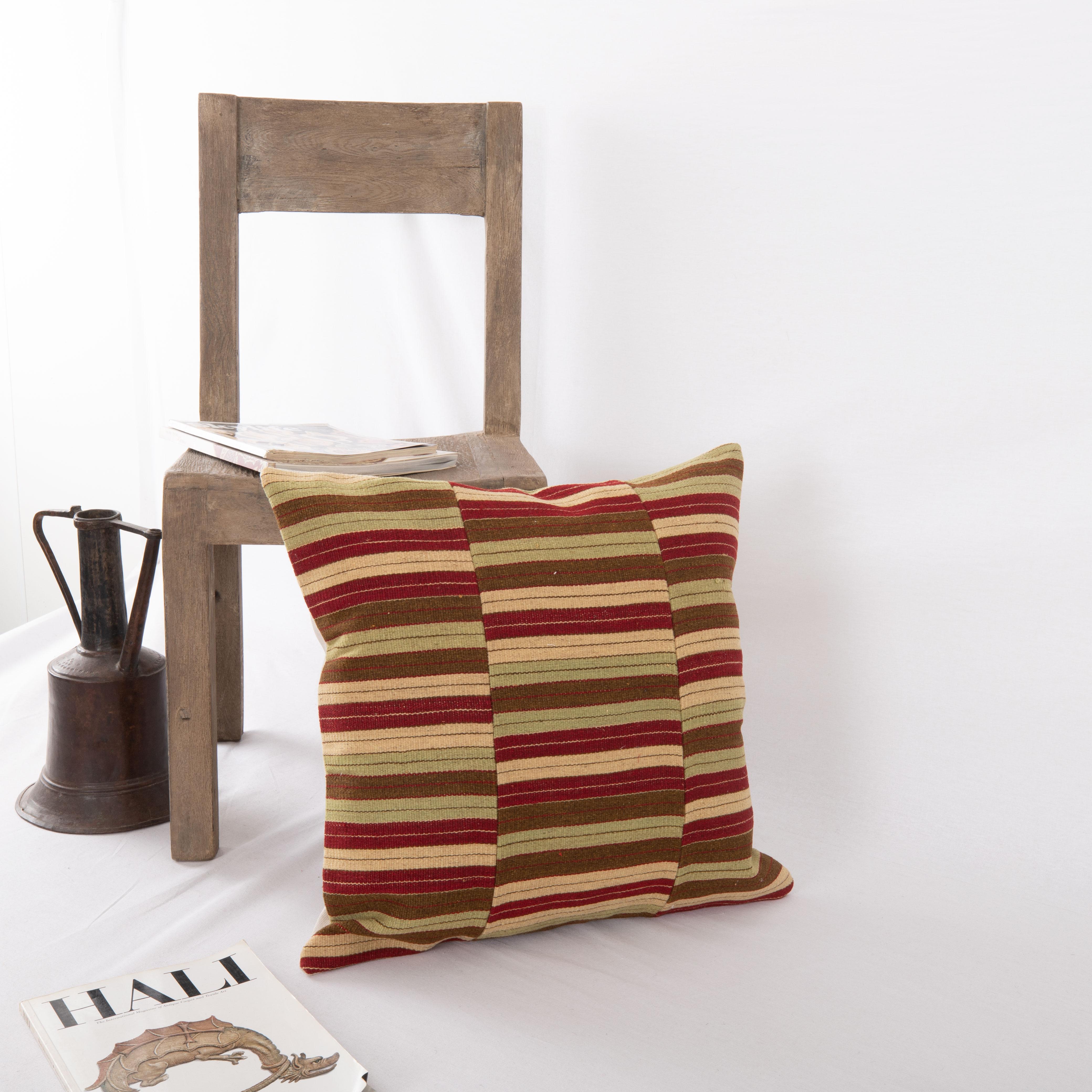 Copri cuscino realizzato con un kilim anatolico vintage In condizioni buone in vendita a Istanbul, TR