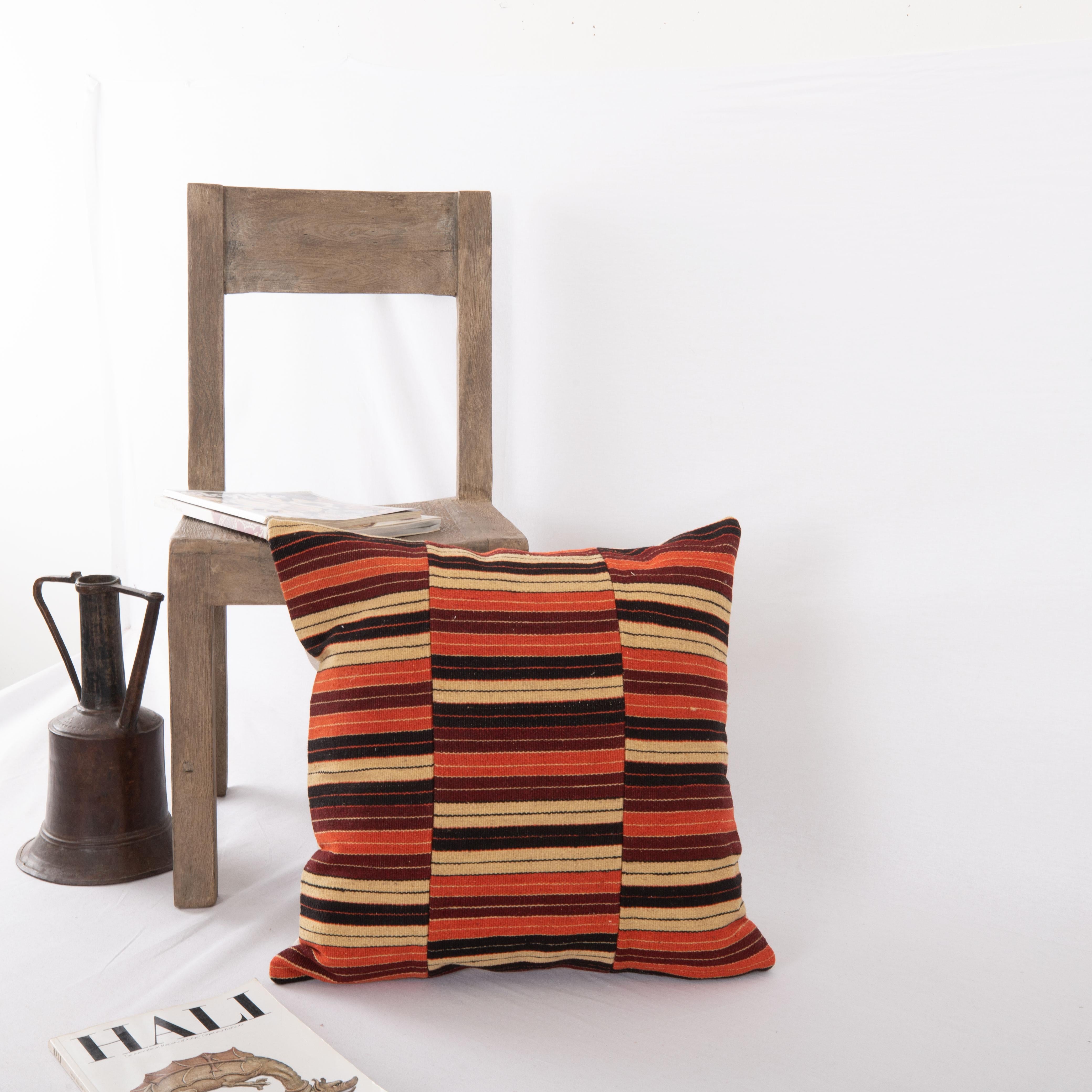 Copri cuscino realizzato con un kilim anatolico vintage In condizioni buone in vendita a Istanbul, TR