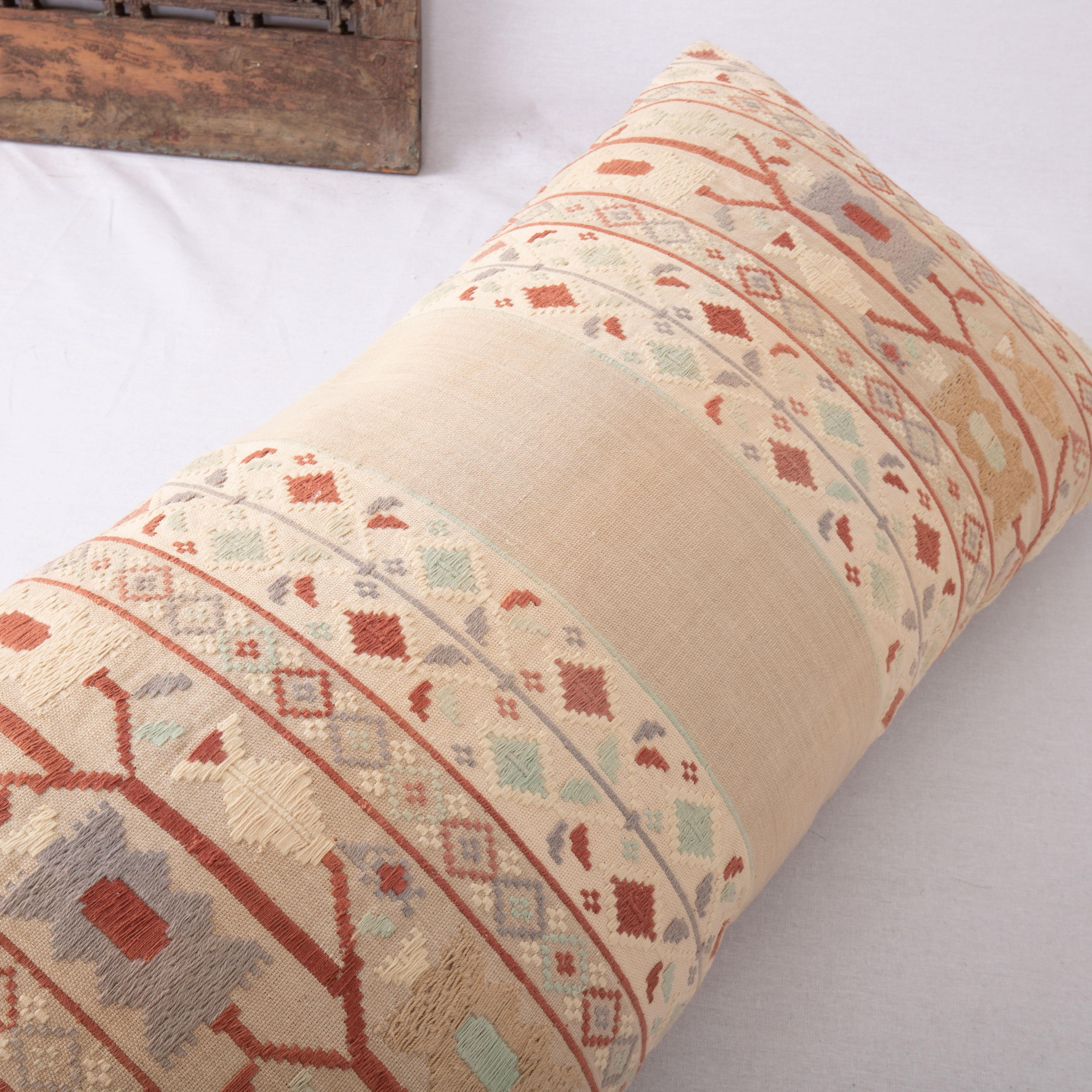 Pillow Cover Made From a Vintage East European Linen and Cotton Textile In Good Condition For Sale In Istanbul, TR