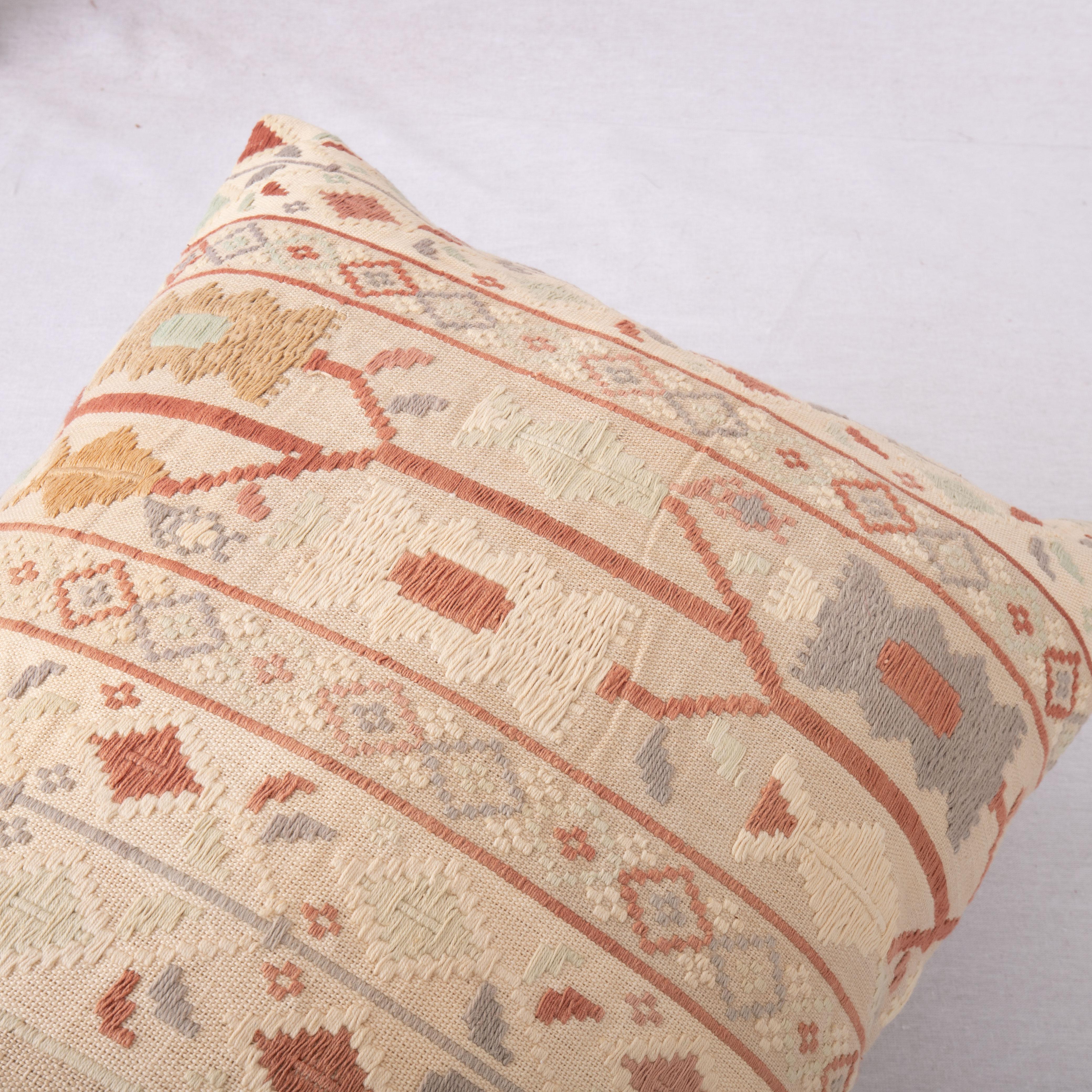 Pillow Cover Made from a Vintage East European Linen and Cotton Textile In Good Condition For Sale In Istanbul, TR