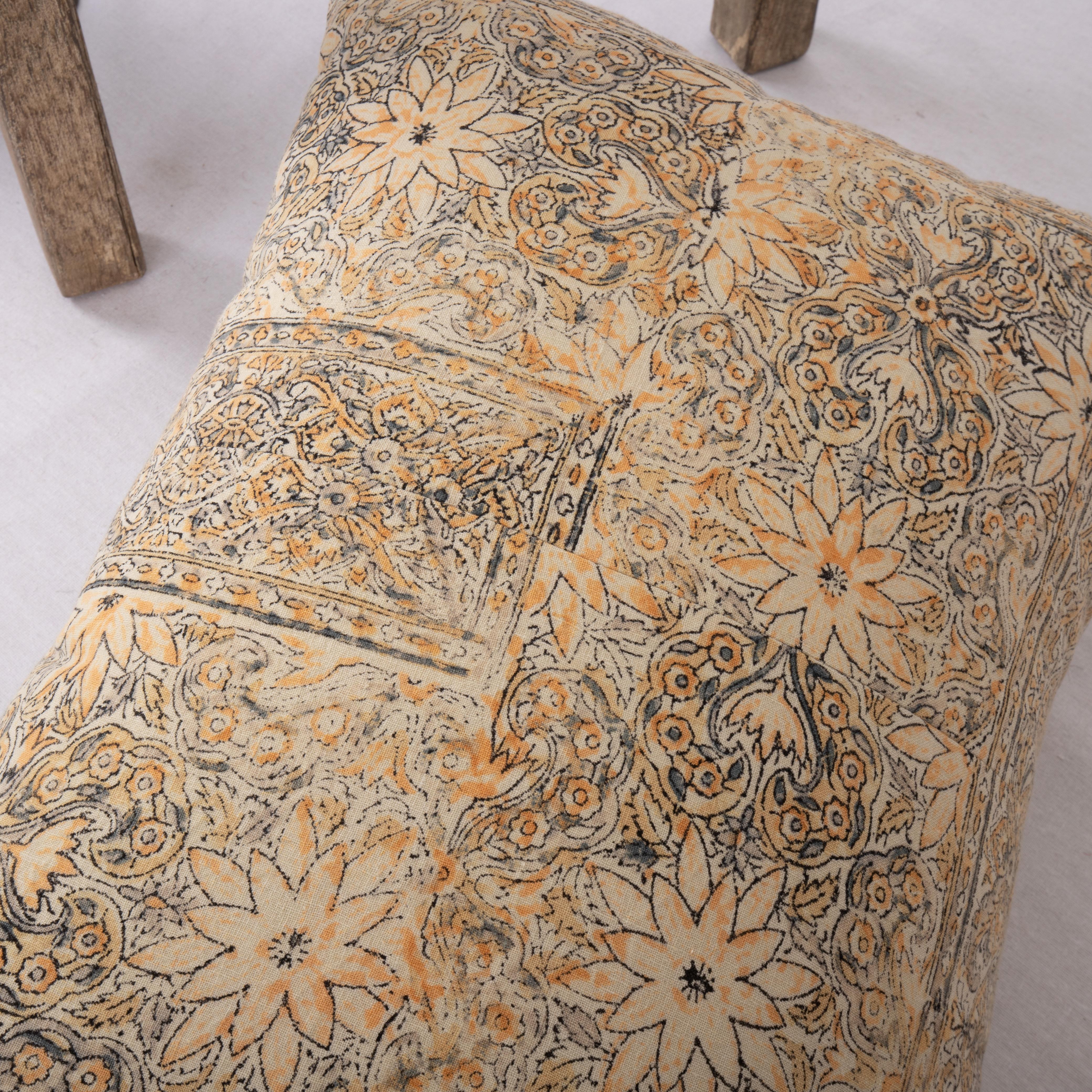 Funda de cojín hecha con un textil indio vintage estampado en bloque Kalamkari en venta