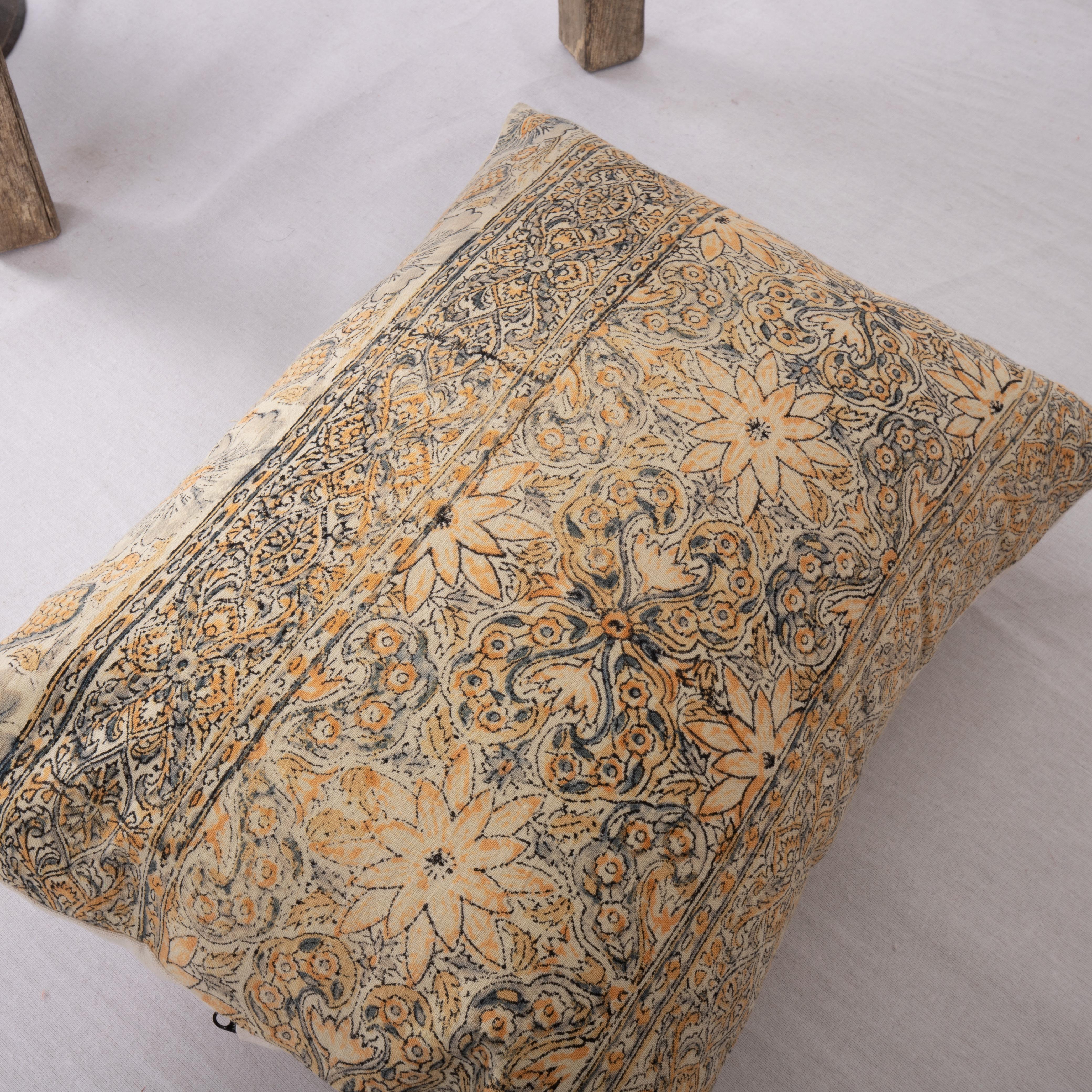 Pillow Cover made from a Vintage Indian Block Printed Textile In Good Condition For Sale In Istanbul, TR
