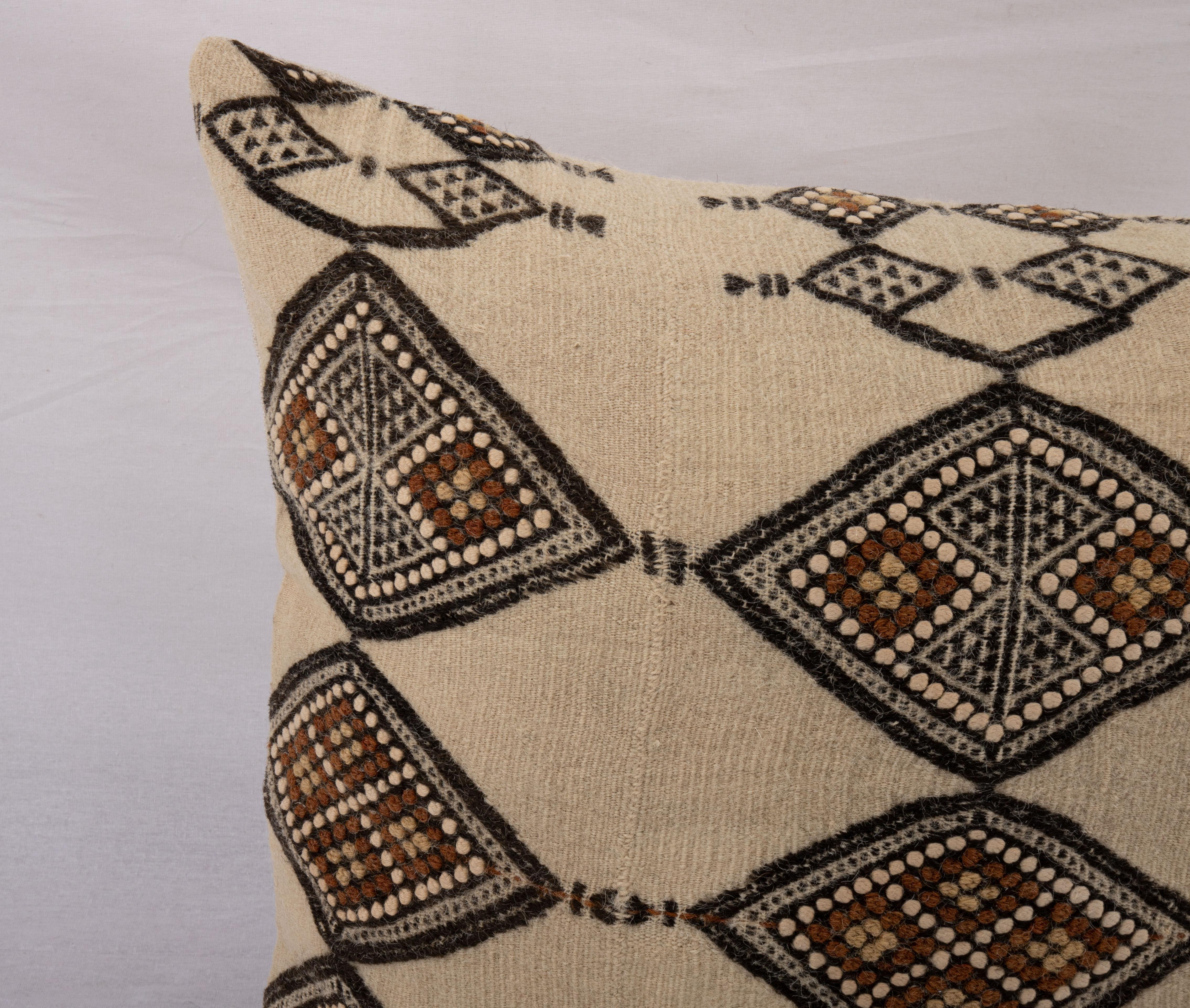 Tribal Couvercle d'oreiller fabriqué à partir d'une couverture Fulani d'Afrique de l'Ouest   en vente