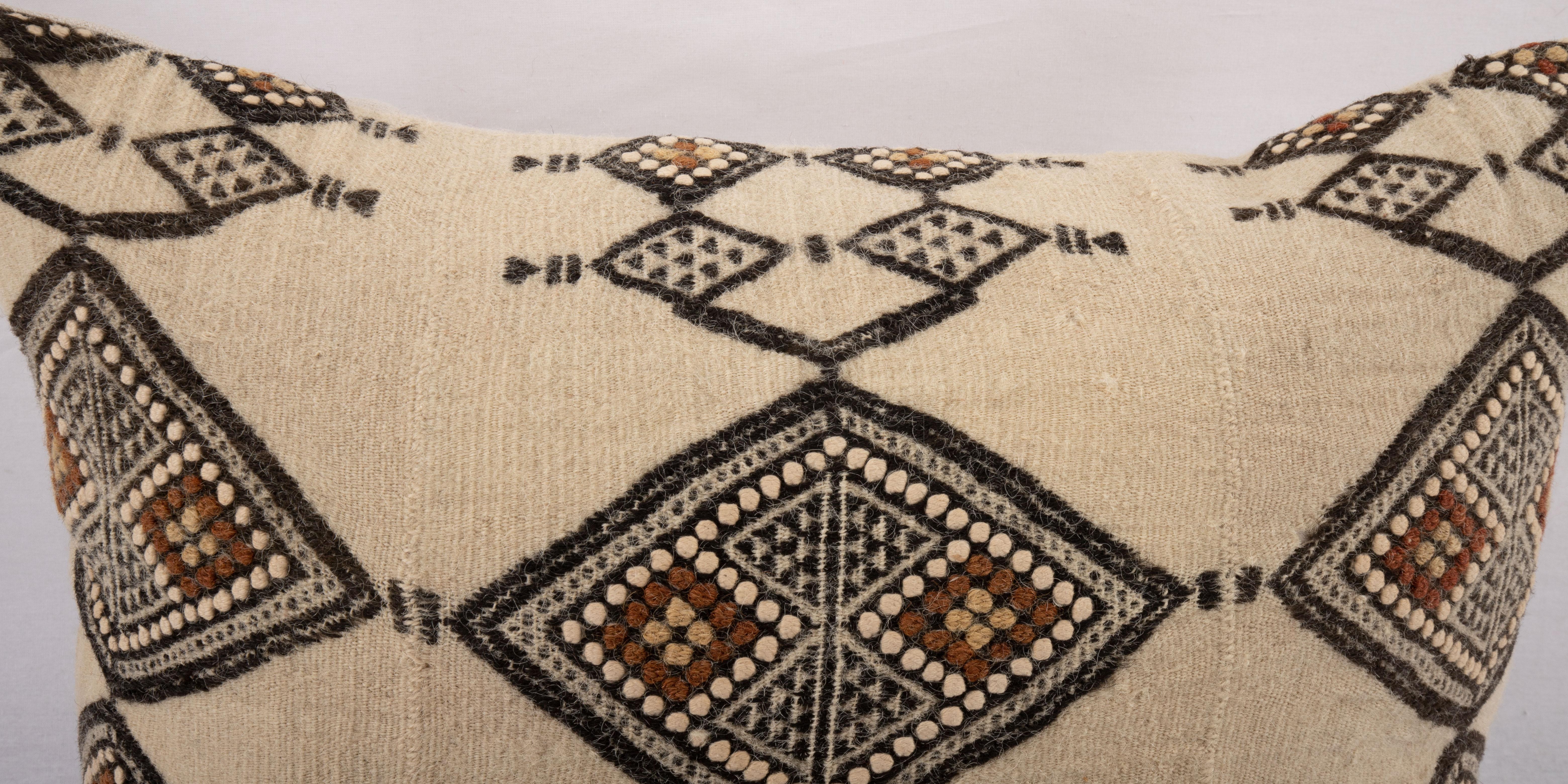 20ième siècle Couvercle d'oreiller fabriqué à partir d'une couverture Fulani d'Afrique de l'Ouest   en vente