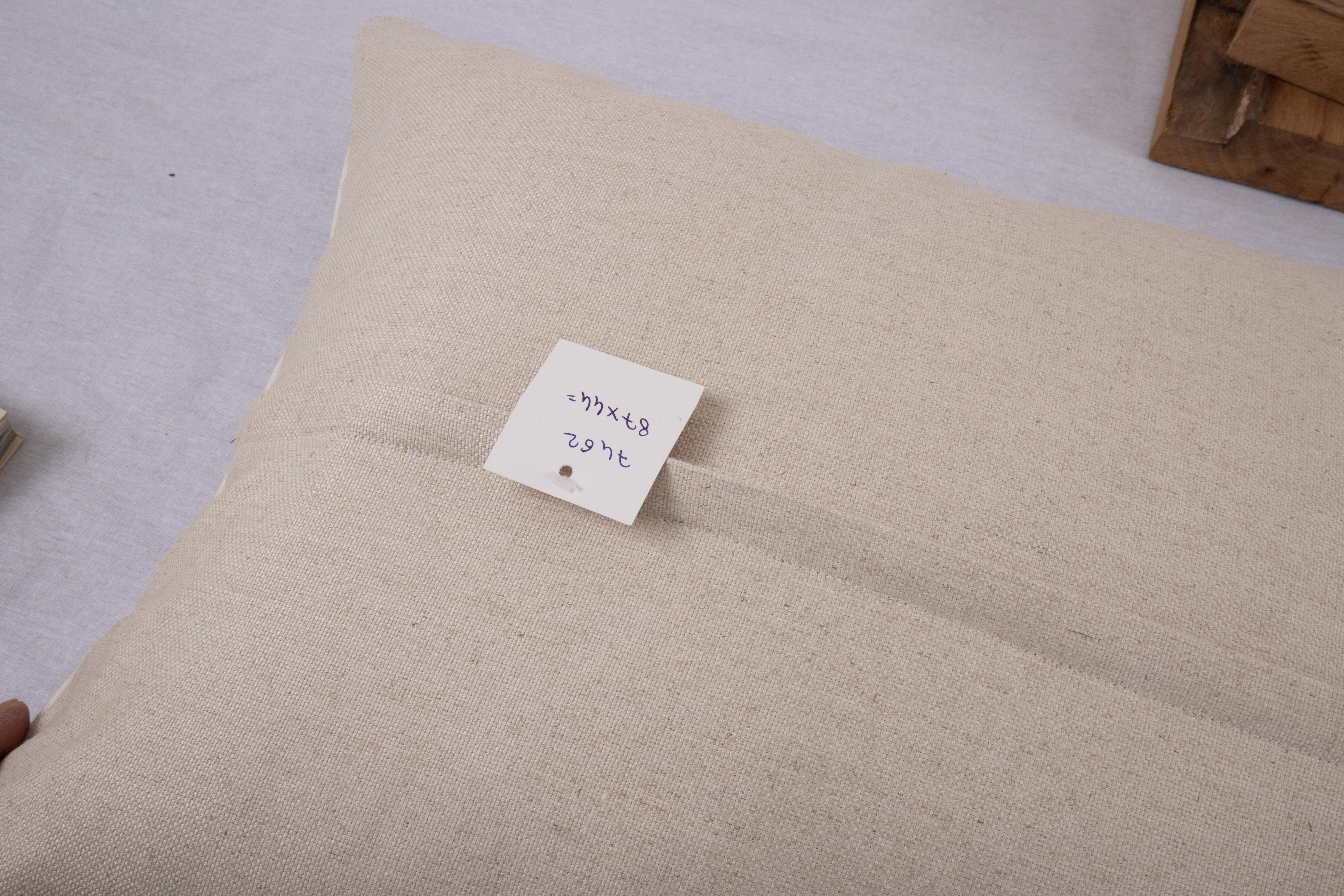 Revêtement d'oreiller fabriqué à partir d'une jupe brodée anatolienne, 2e quart du 20e siècle en vente 2