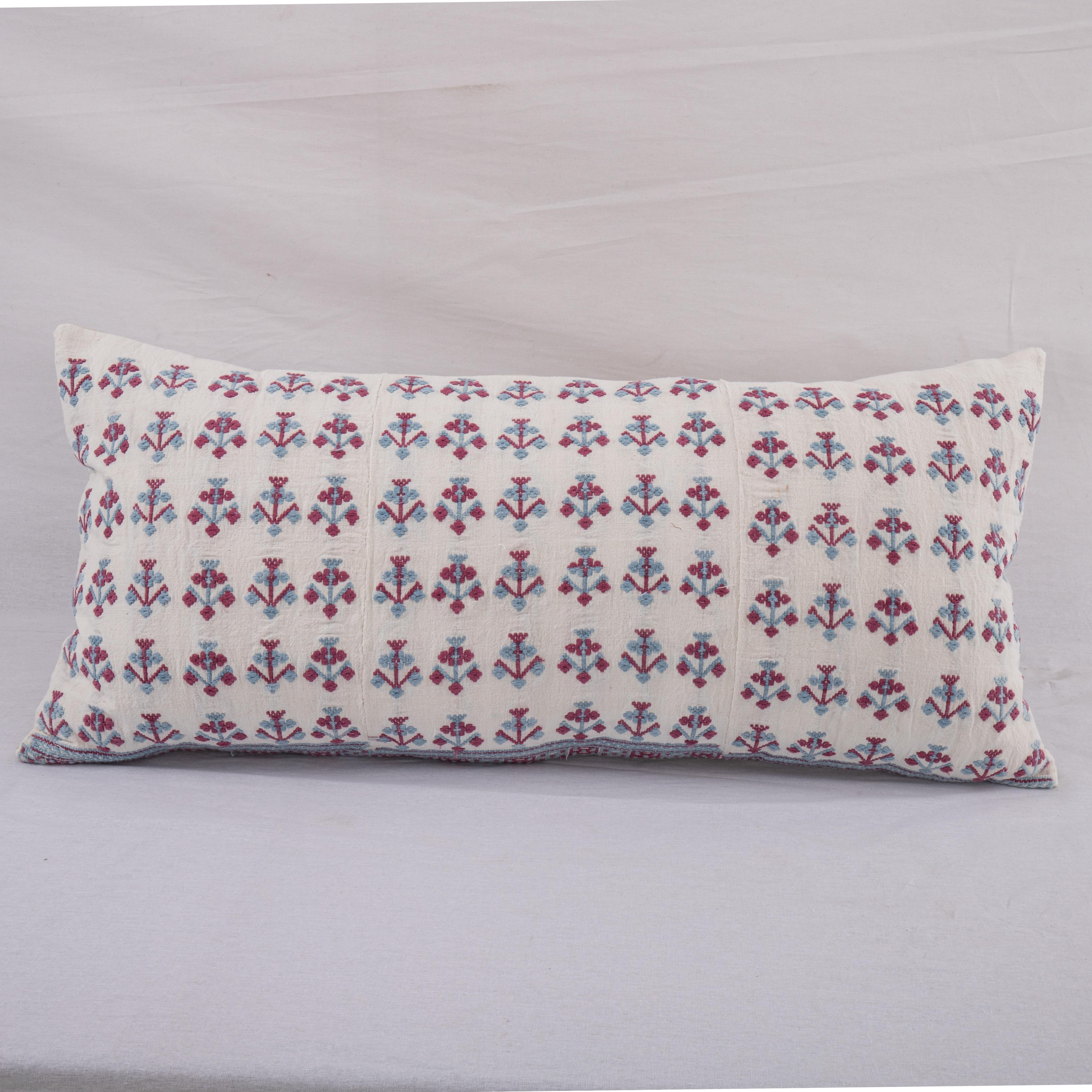 La taie d'oreiller a été confectionnée à partir d'une jupe de robe brodée en coton d'Anatolie occidentale.
Il n'est pas livré avec un insert mais avec un sac en tissu de coton pour accueillir les matériaux d'insertion.
Du lin à l'arrière.
Fermeture