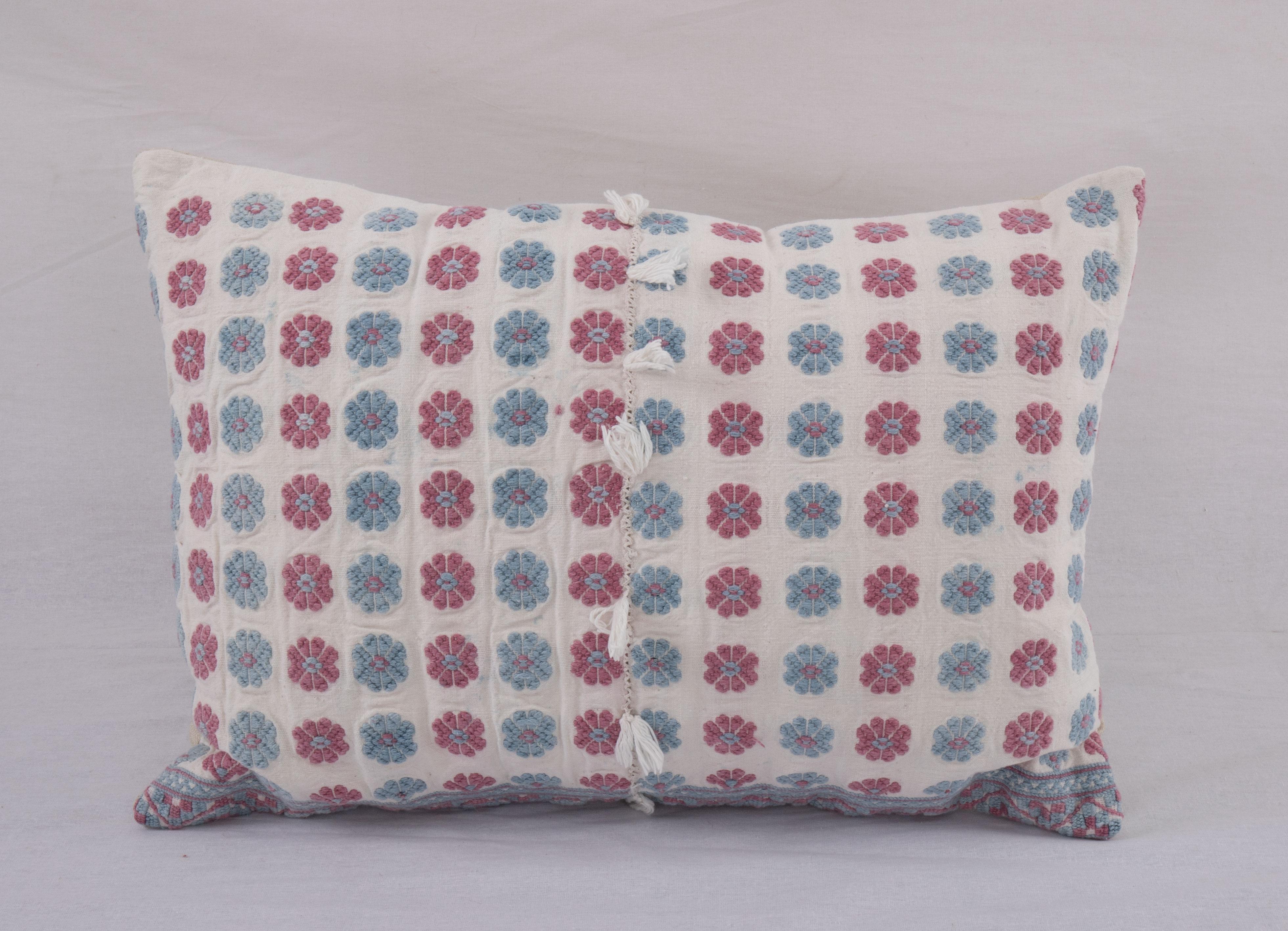 La taie d'oreiller a été confectionnée à partir d'une jupe de robe brodée en coton d'Anatolie occidentale.
Il n'est pas livré avec un insert mais avec un sac en tissu de coton pour accueillir les matériaux d'insertion.
Du lin à l'arrière.
Fermeture