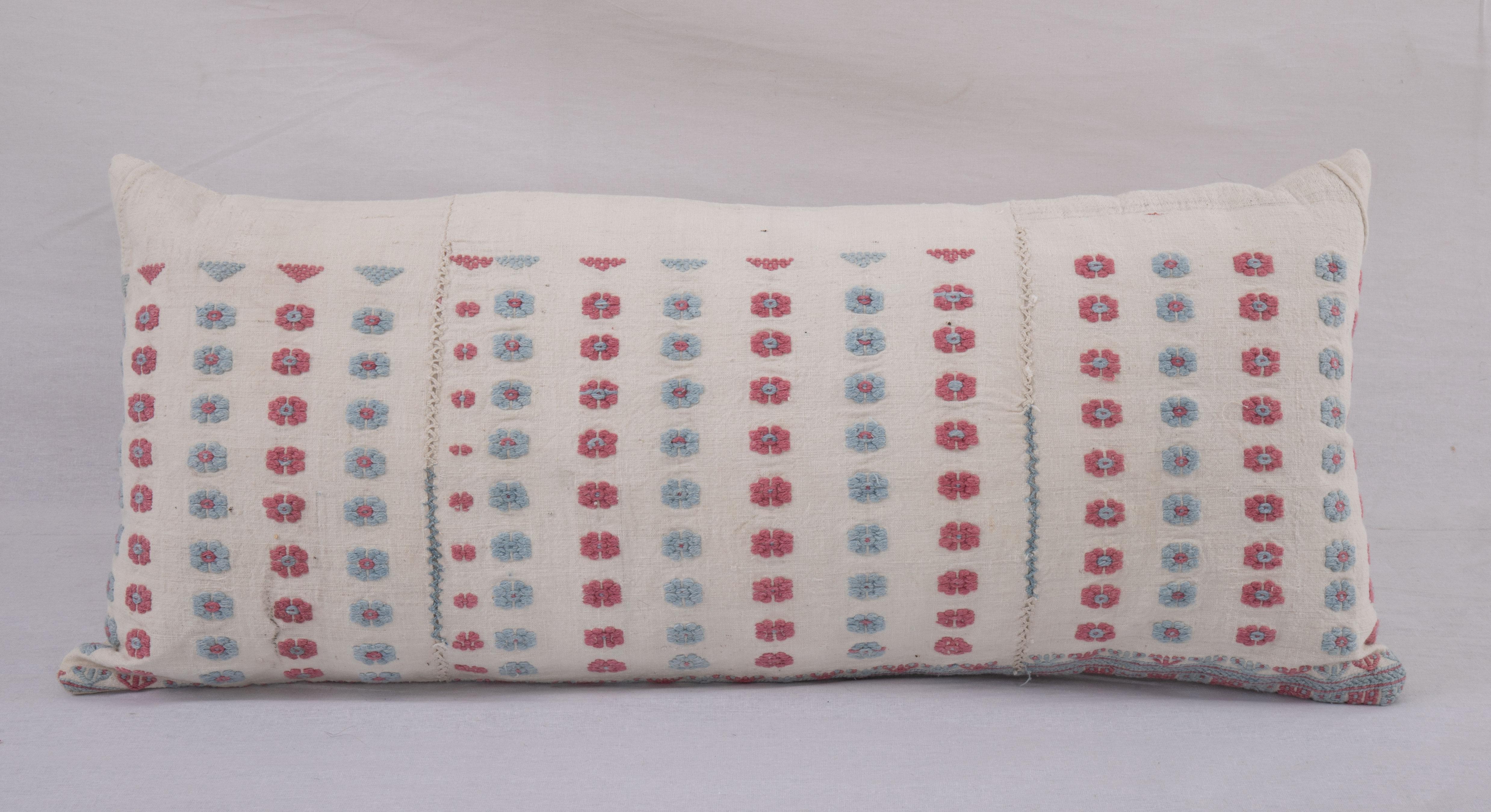 La taie d'oreiller a été confectionnée à partir d'une jupe de robe brodée en coton d'Anatolie occidentale.
Il n'est pas livré avec un insert mais avec un sac en tissu de coton pour accueillir les matériaux d'insertion.
Du lin à l'arrière.
Fermeture