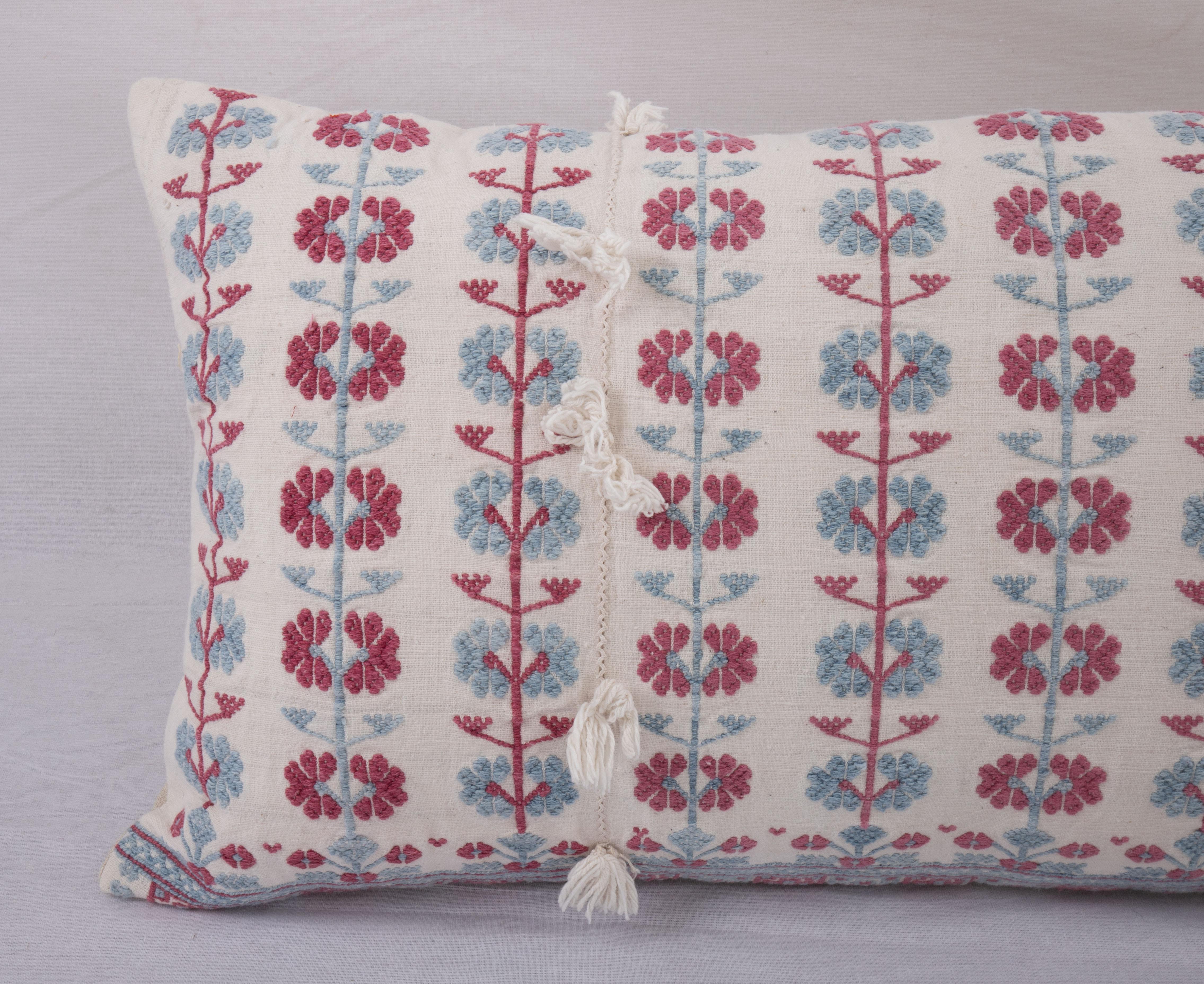 Artisanat Revêtement d'oreiller fabriqué à partir d'une jupe brodée anatolienne, 2e quart du 20e siècle en vente