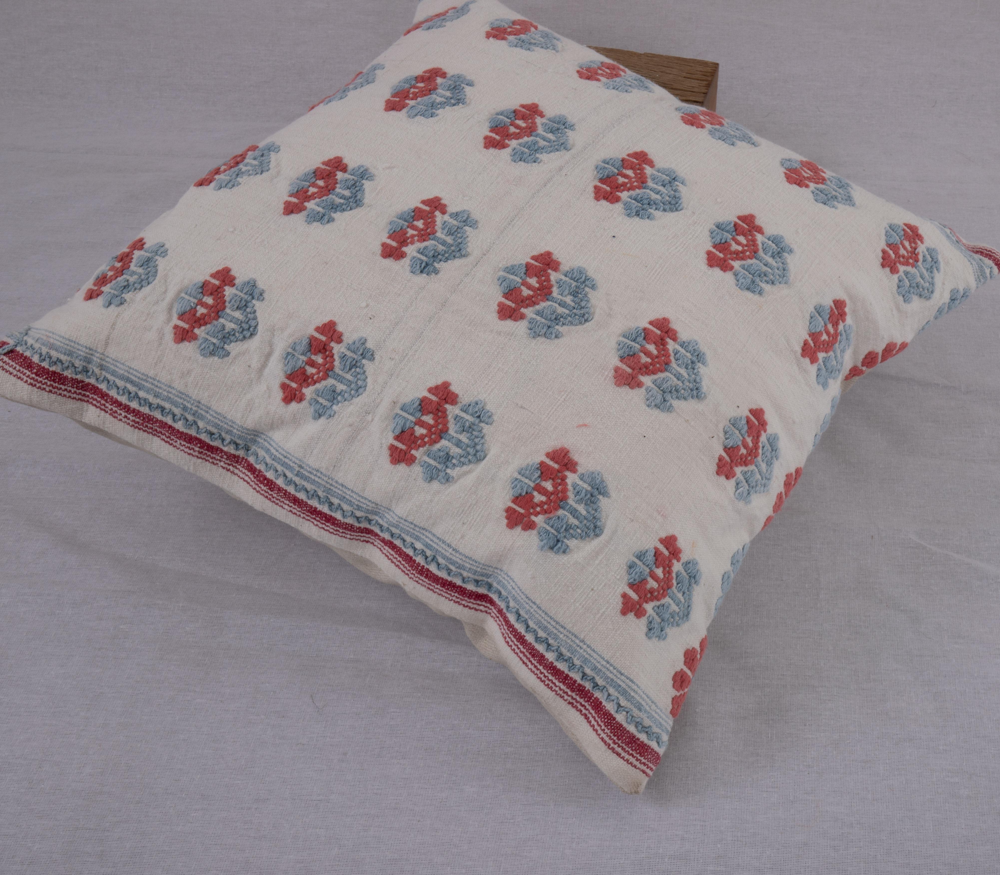 Turc Revêtement d'oreiller fabriqué à partir d'une jupe brodée anatolienne, 2e quart du 20e siècle en vente
