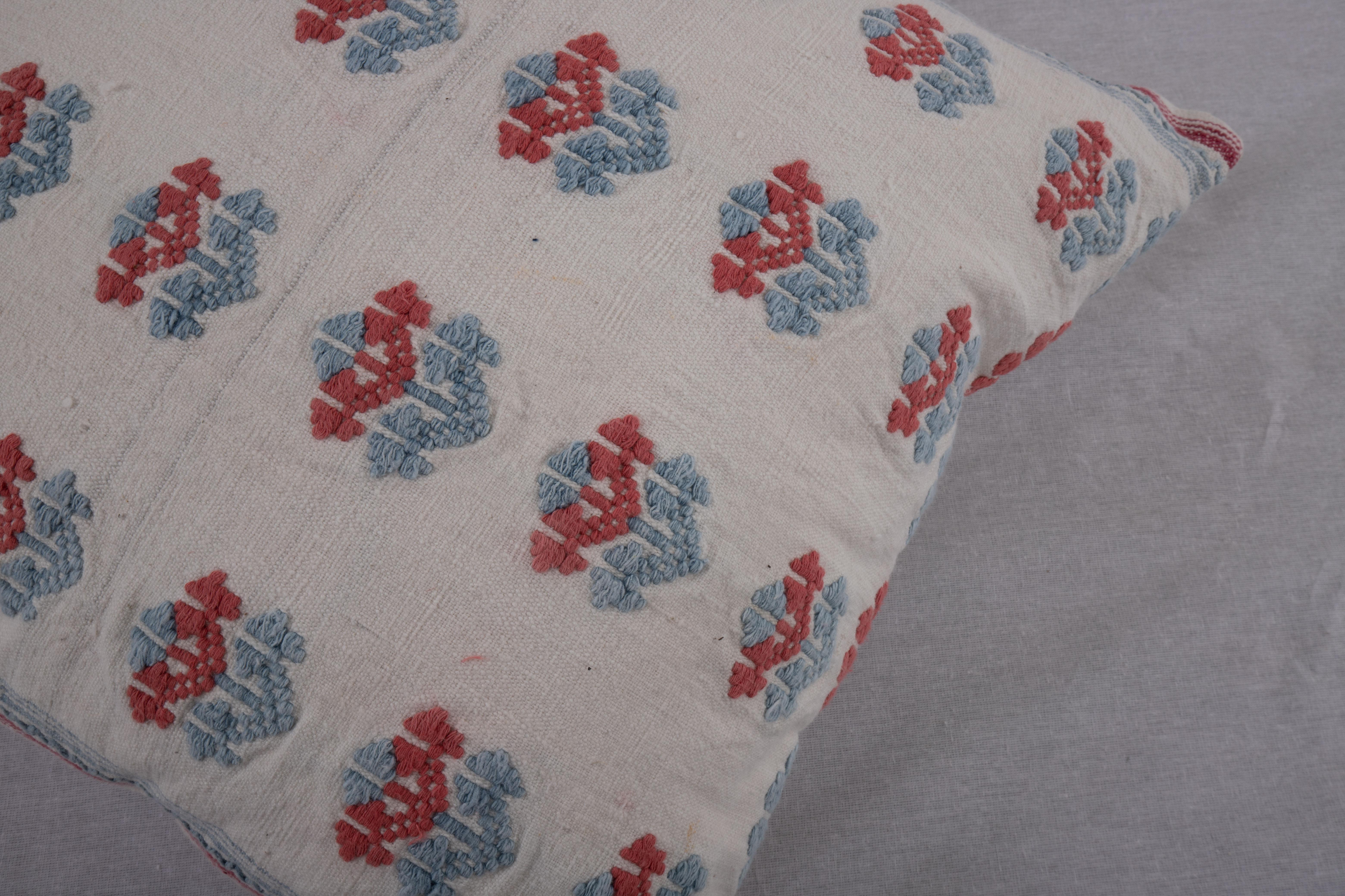 Brodé Revêtement d'oreiller fabriqué à partir d'une jupe brodée anatolienne, 2e quart du 20e siècle en vente