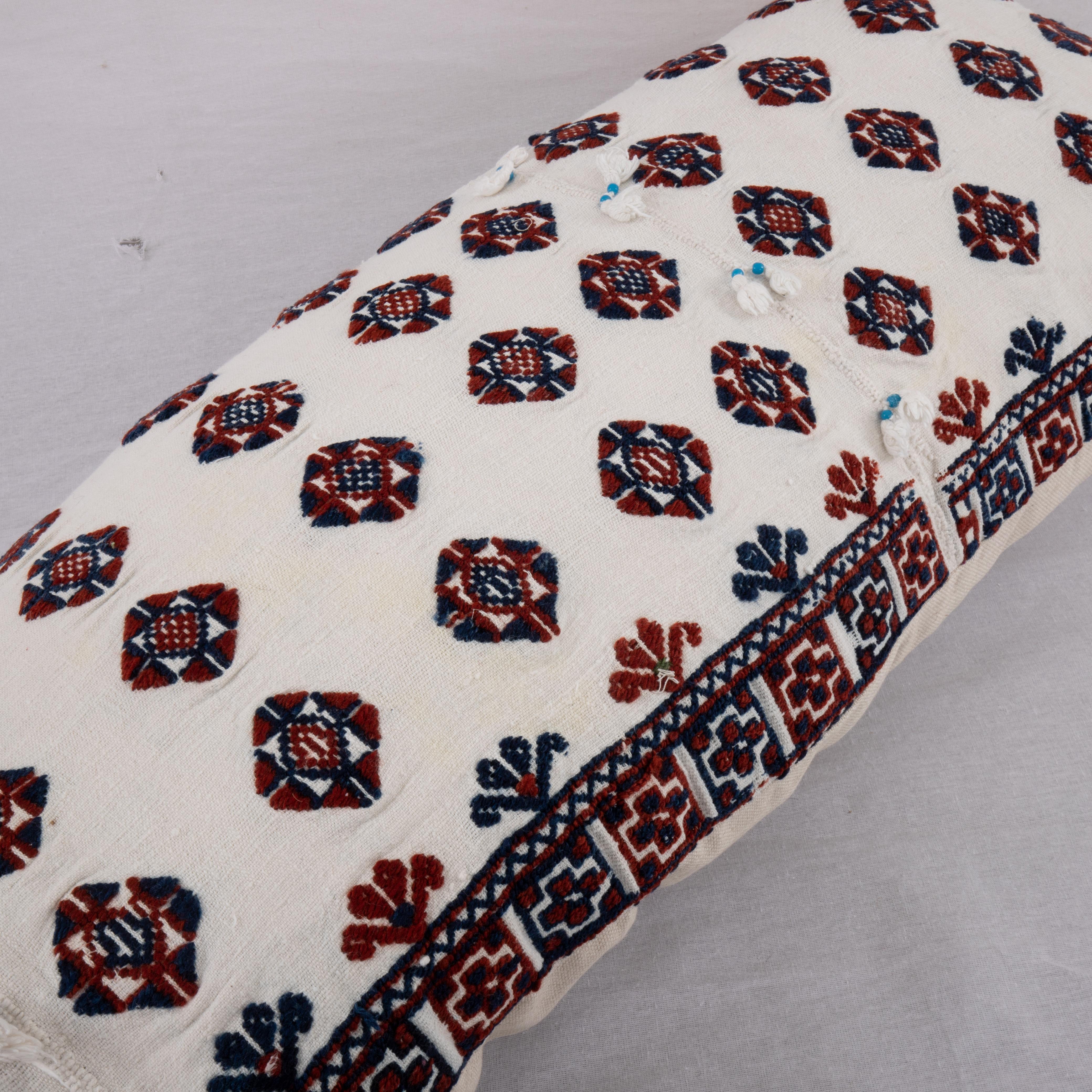 Revêtement d'oreiller fabriqué à partir d'une jupe brodée anatolienne, 2e quart du 20e siècle Bon état - En vente à Istanbul, TR