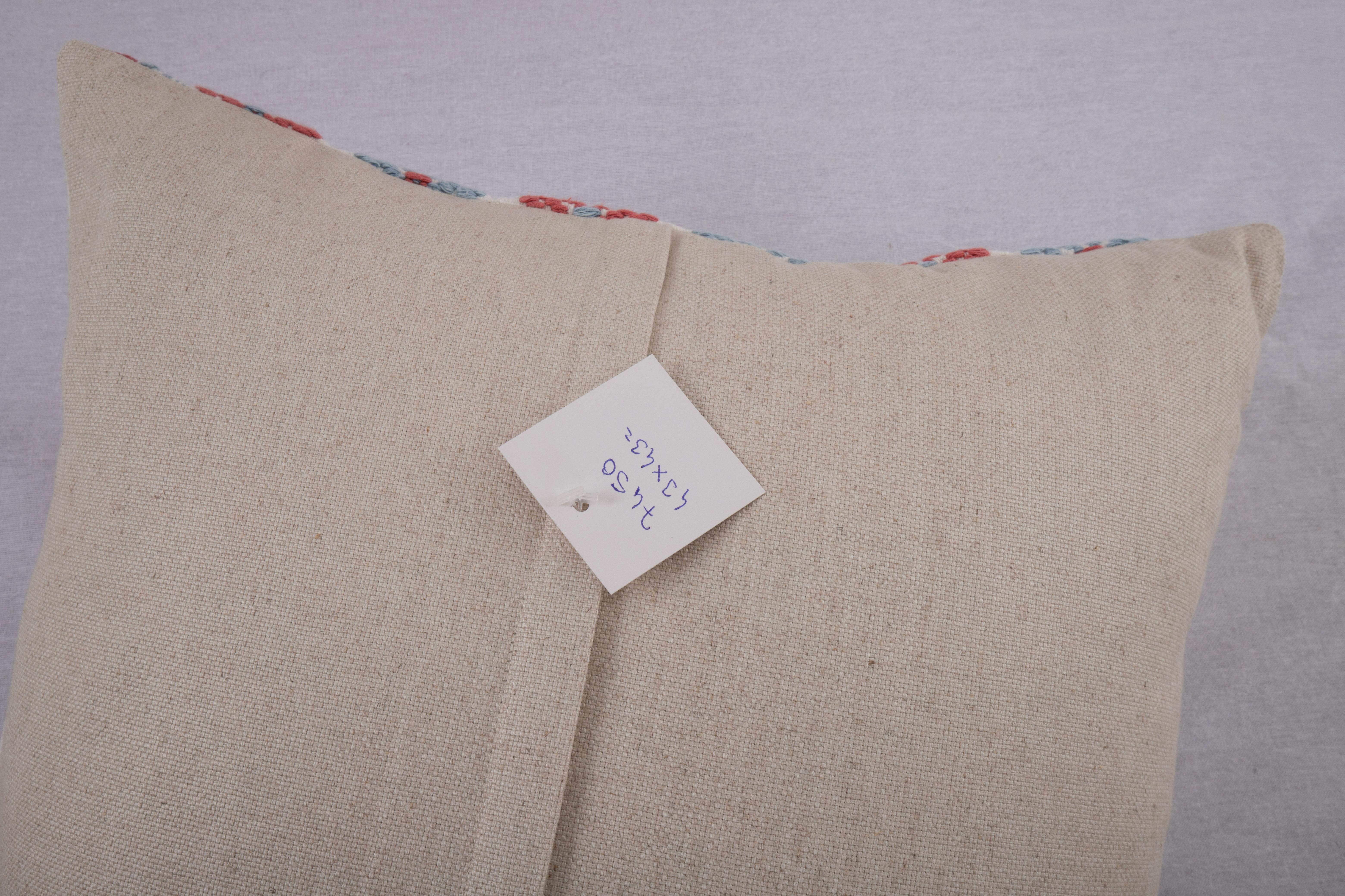 20ième siècle Revêtement d'oreiller fabriqué à partir d'une jupe brodée anatolienne, 2e quart du 20e siècle en vente