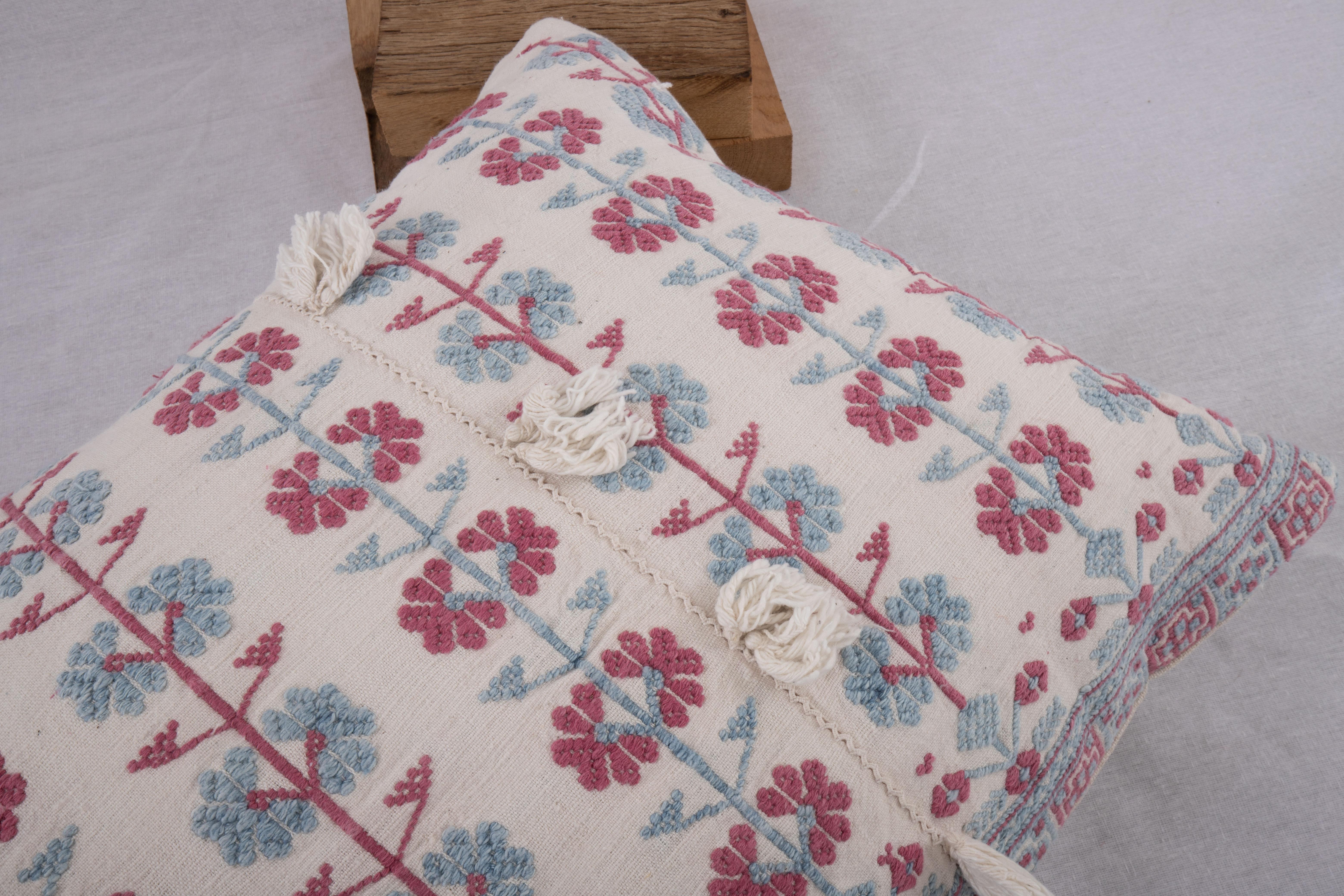 Coton Revêtement d'oreiller fabriqué à partir d'une jupe brodée anatolienne, 2e quart du 20e siècle en vente