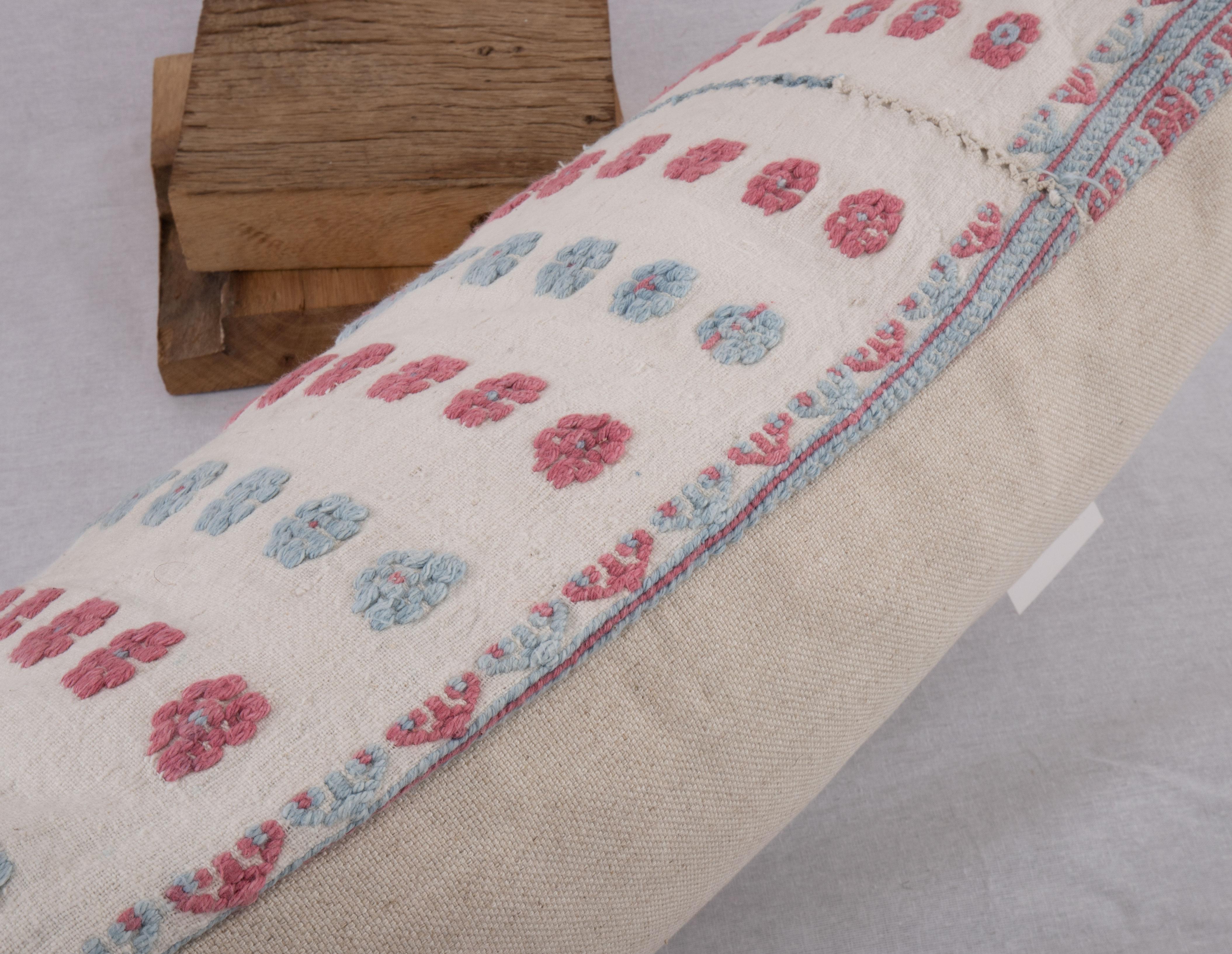 Coton Revêtement d'oreiller fabriqué à partir d'une jupe brodée anatolienne, 2e quart du 20e siècle en vente