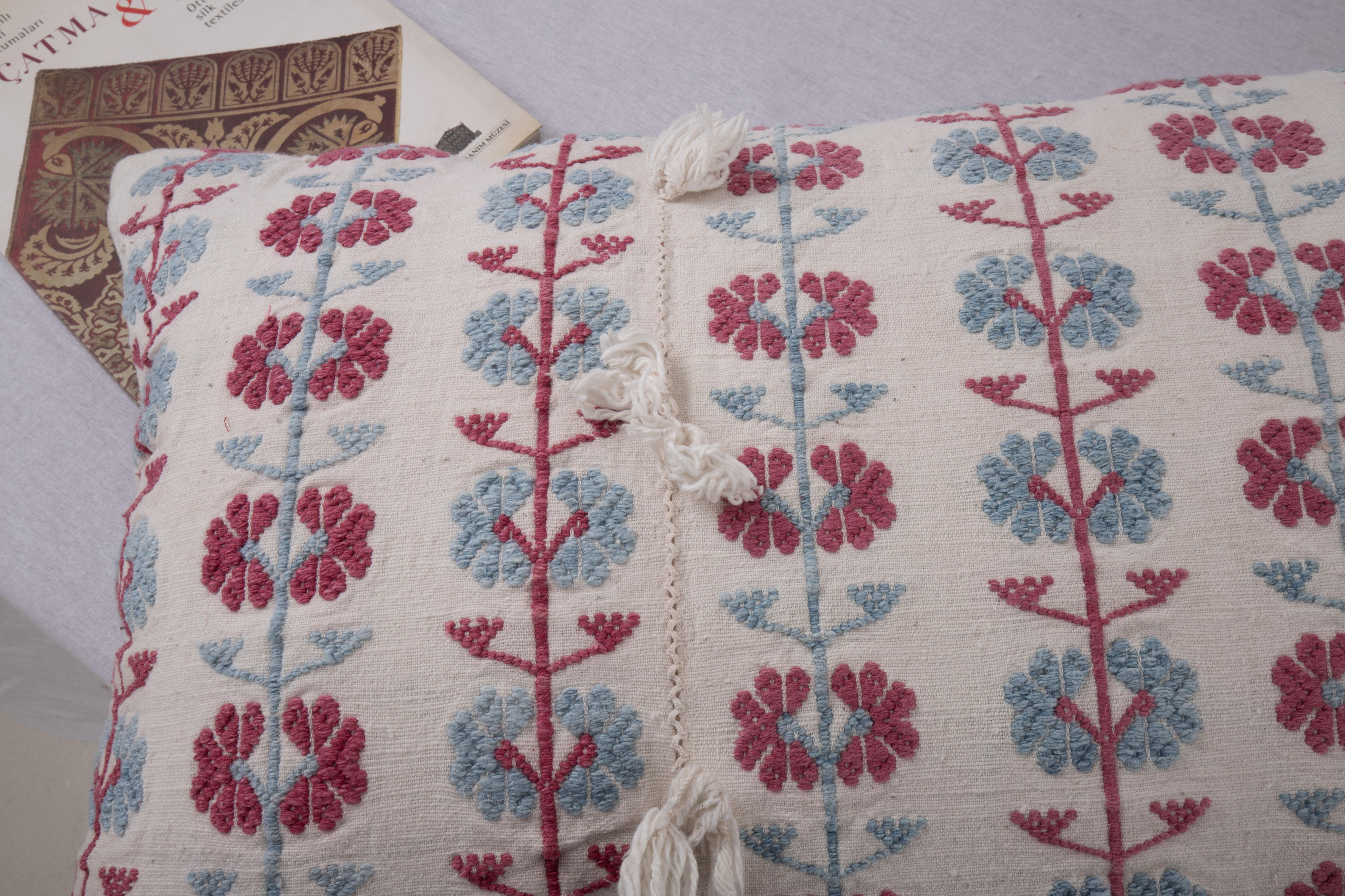 Revêtement d'oreiller fabriqué à partir d'une jupe brodée anatolienne, 2e quart du 20e siècle en vente 1