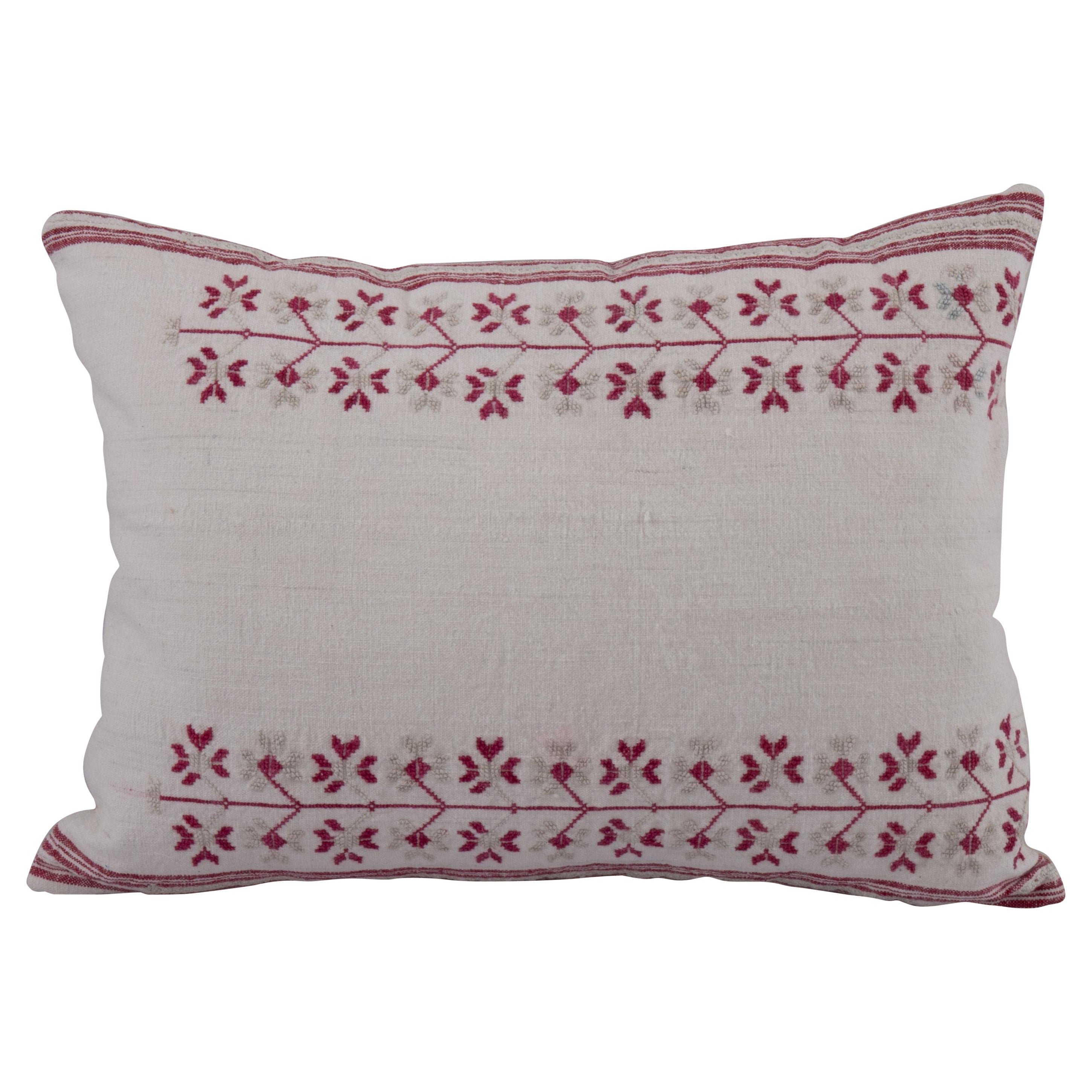 Funda de cojín hecha con una falda bordada de Anatolia, 2º cuarto del siglo XX