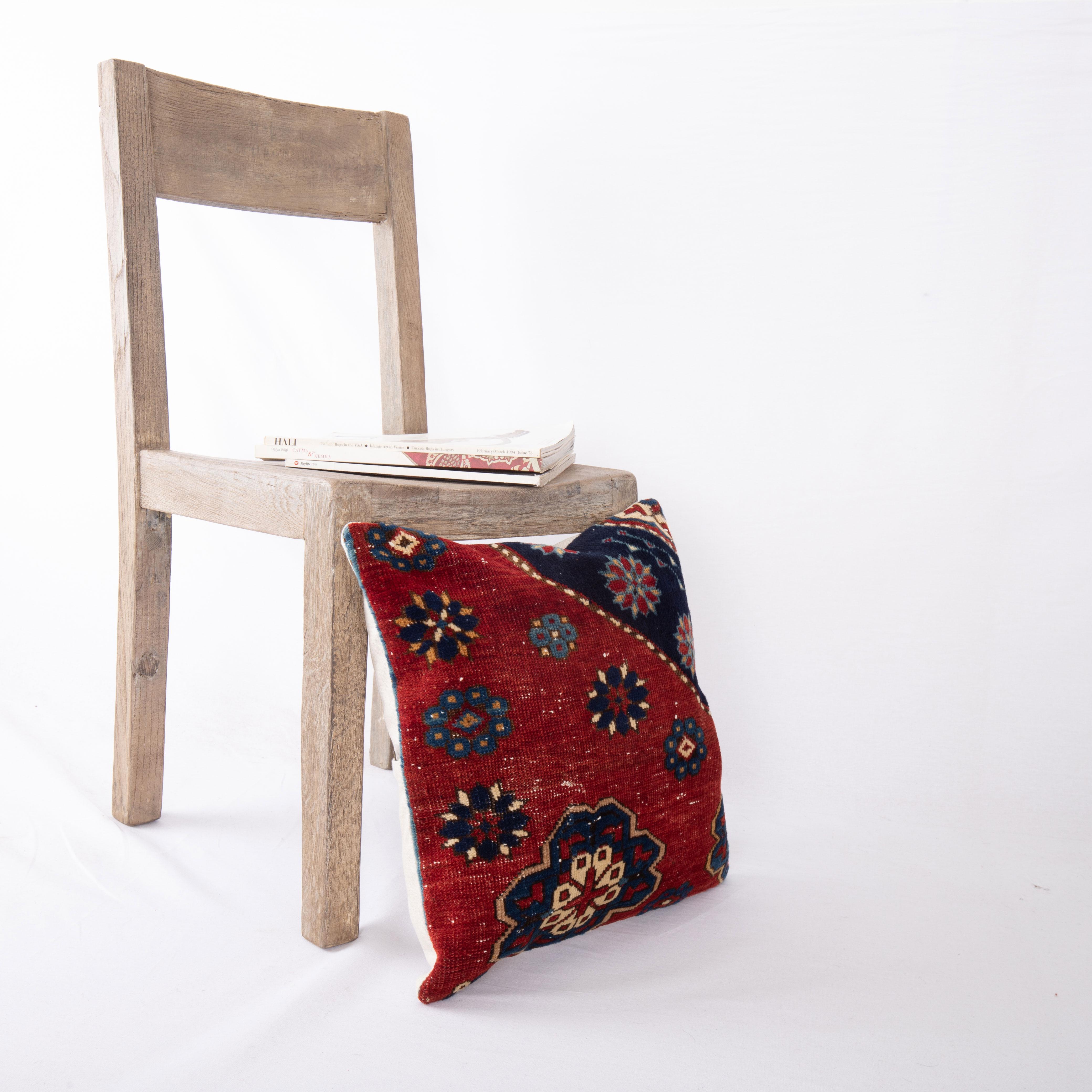 Tissé à la main Revêtement d'oreiller fabriqué à partir d'un fragment de tapis Shirvan caucasien ancien de Baku en vente