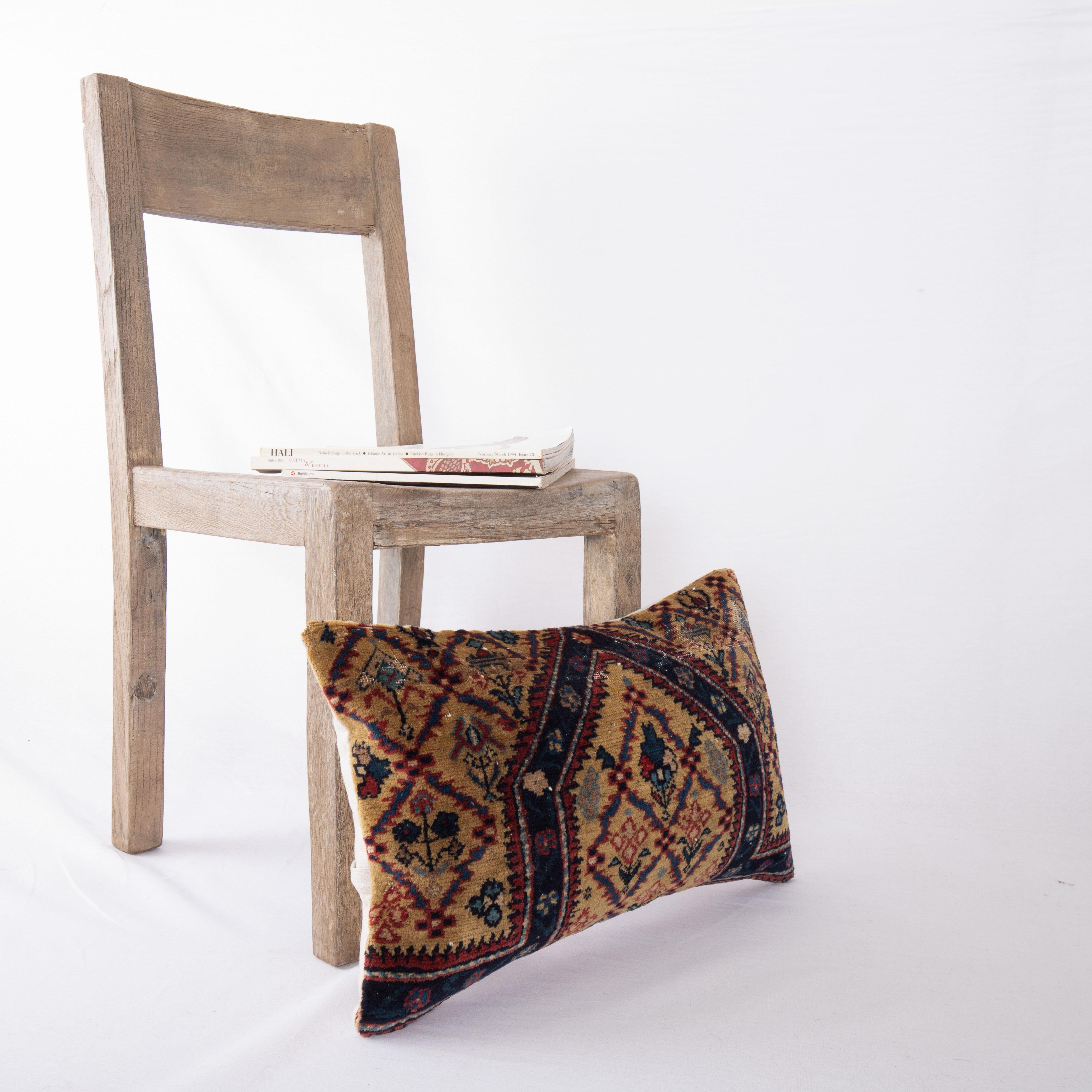 Kissenbezug aus einem antiken kaukasischen Schirwan-Teppichfragment (Handgewebt) im Angebot