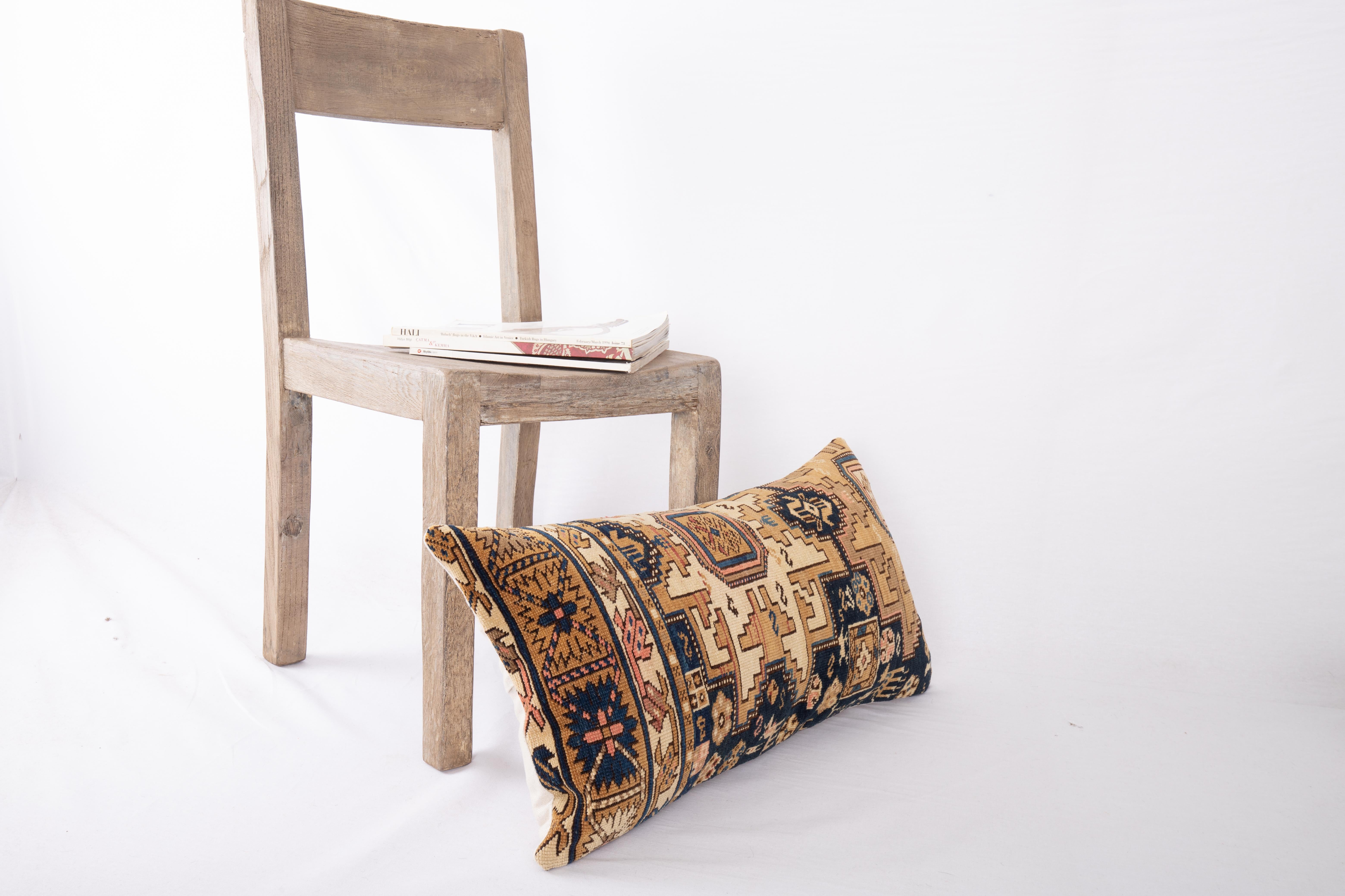 Tissé à la main Revêtement d'oreiller fabriqué à partir d'un fragment de tapis Shirvan caucasien ancien en vente
