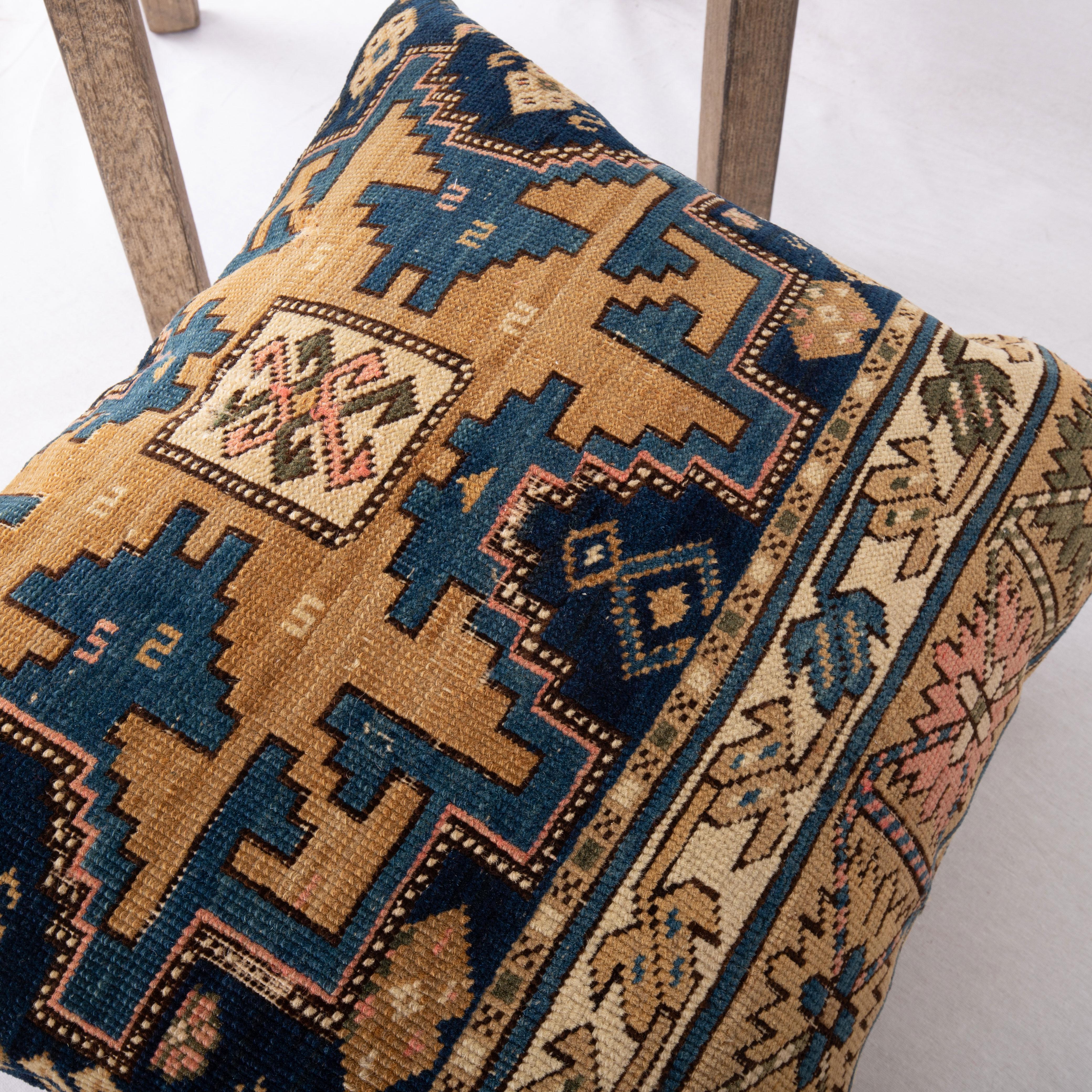 Kissenbezug aus einem antiken kaukasischen Schirwan-Teppichfragment im Zustand „Gut“ im Angebot in Istanbul, TR