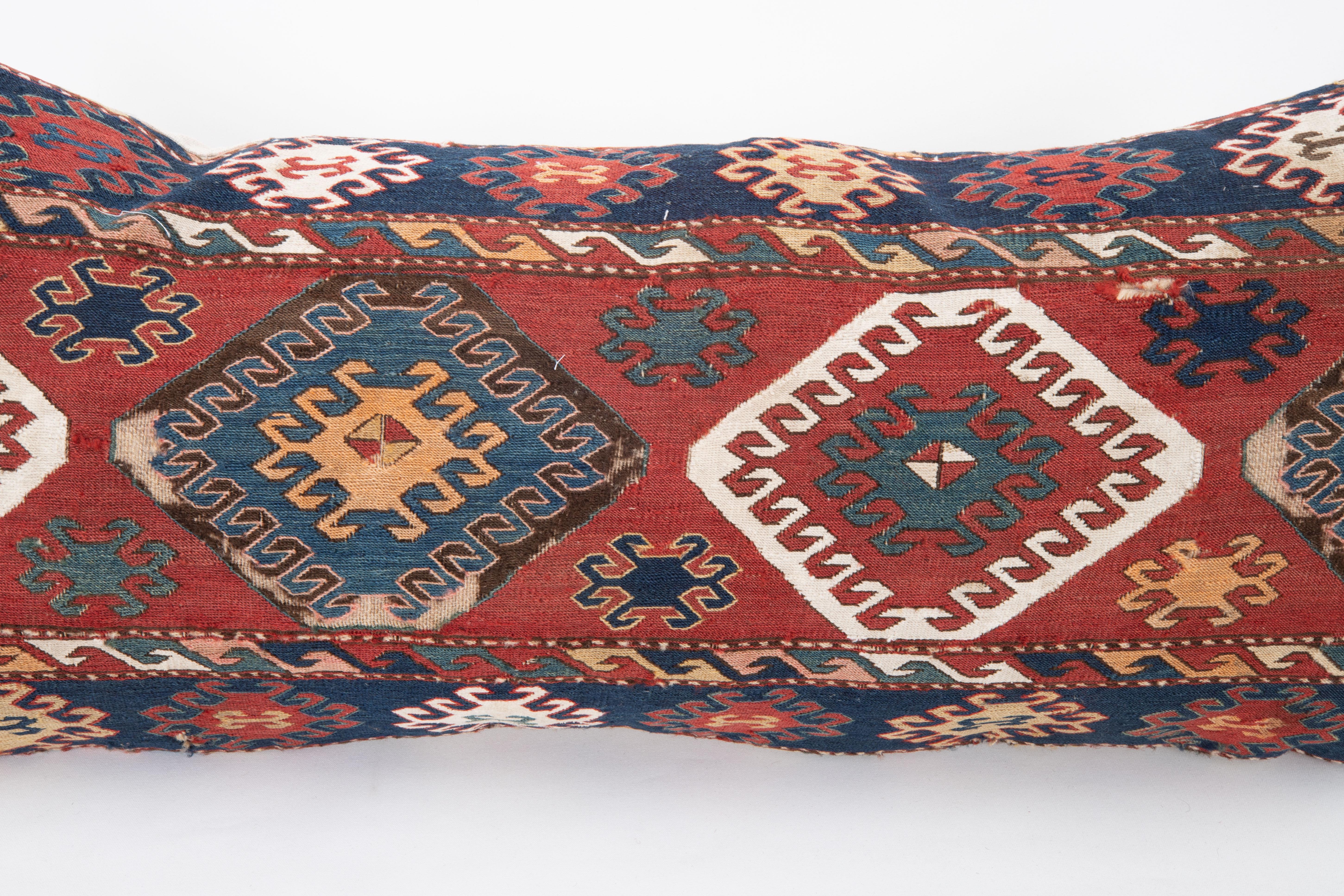 Kissenbezug aus einem antiken kaukasischen Sumak-Mafrash ( Aufbewahrungsbeutel)-Paneel (Handgewebt) im Angebot