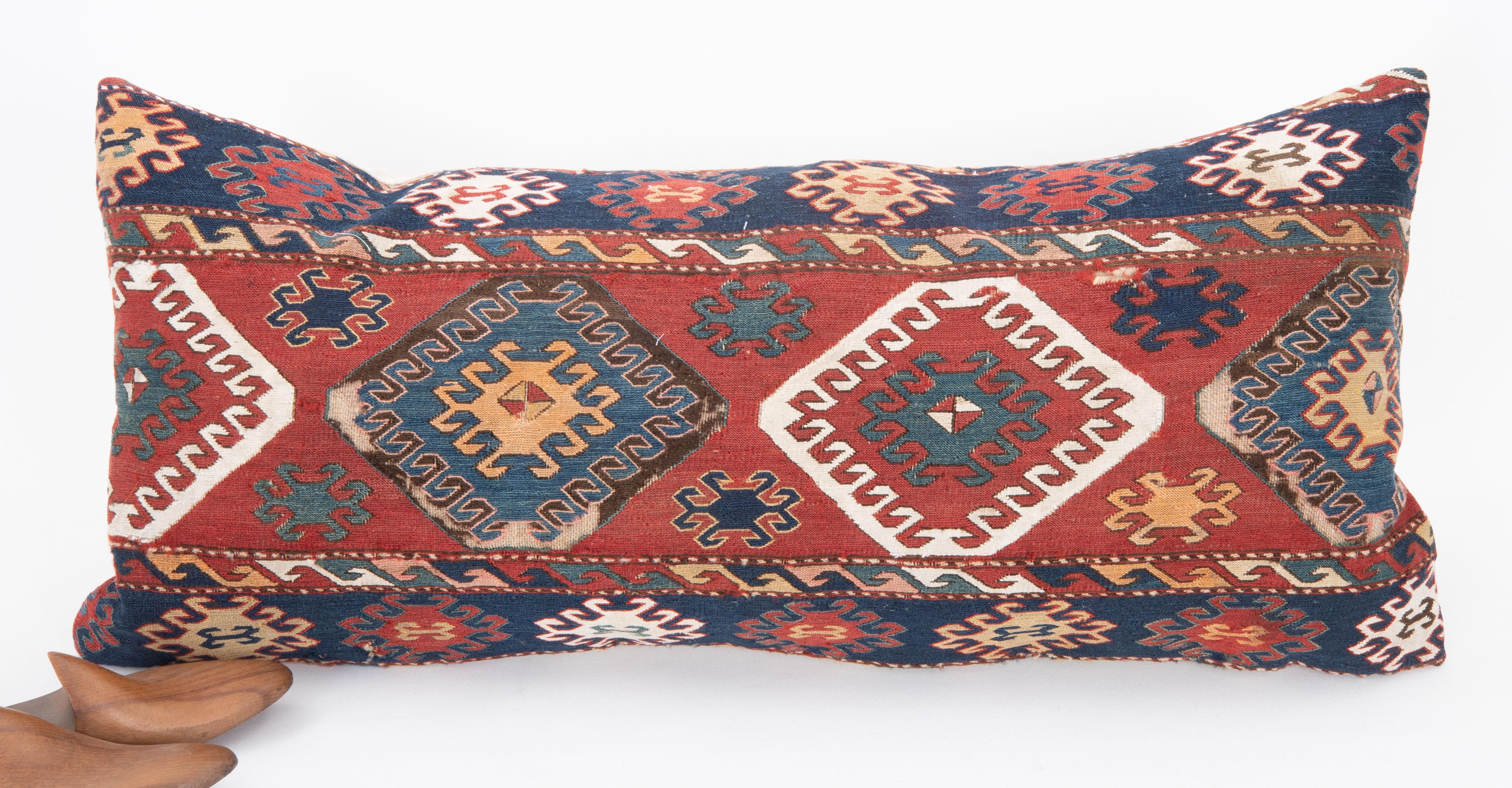 Kissenbezug aus einem antiken kaukasischen Sumak-Mafrash ( Aufbewahrungsbeutel)-Paneel (19. Jahrhundert) im Angebot