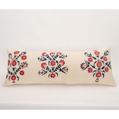 Kissenbezug aus einer antiken Suzani, L 19. Jahrhundert, hergestellt.