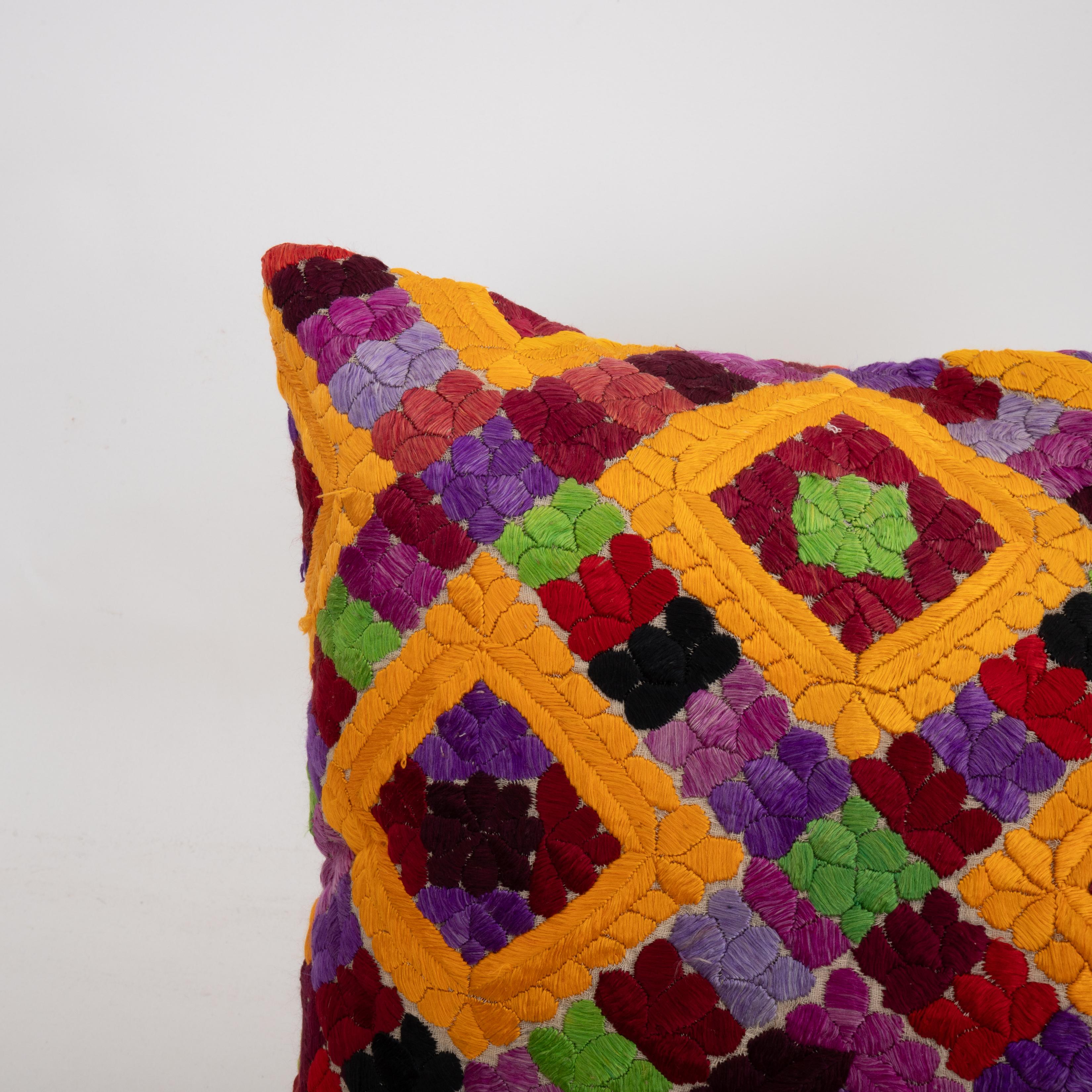 Artisanat Couvercle d'oreiller fabriqué à partir d'une broderie Rabat du 20e siècle, Maroc en vente
