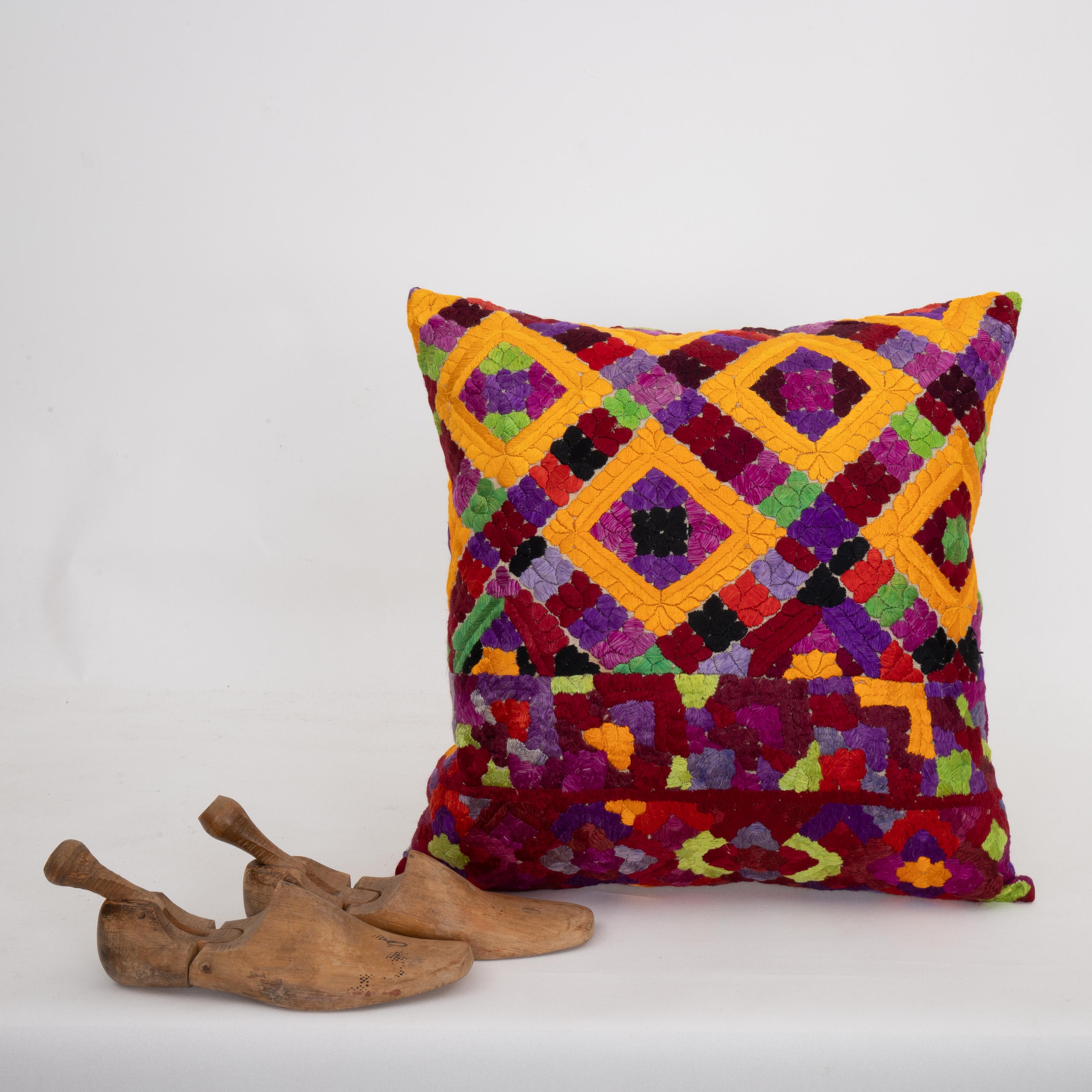 Artisanat Couvercle d'oreiller fabriqué à partir d'une broderie Rabat du 20e siècle, Maroc en vente