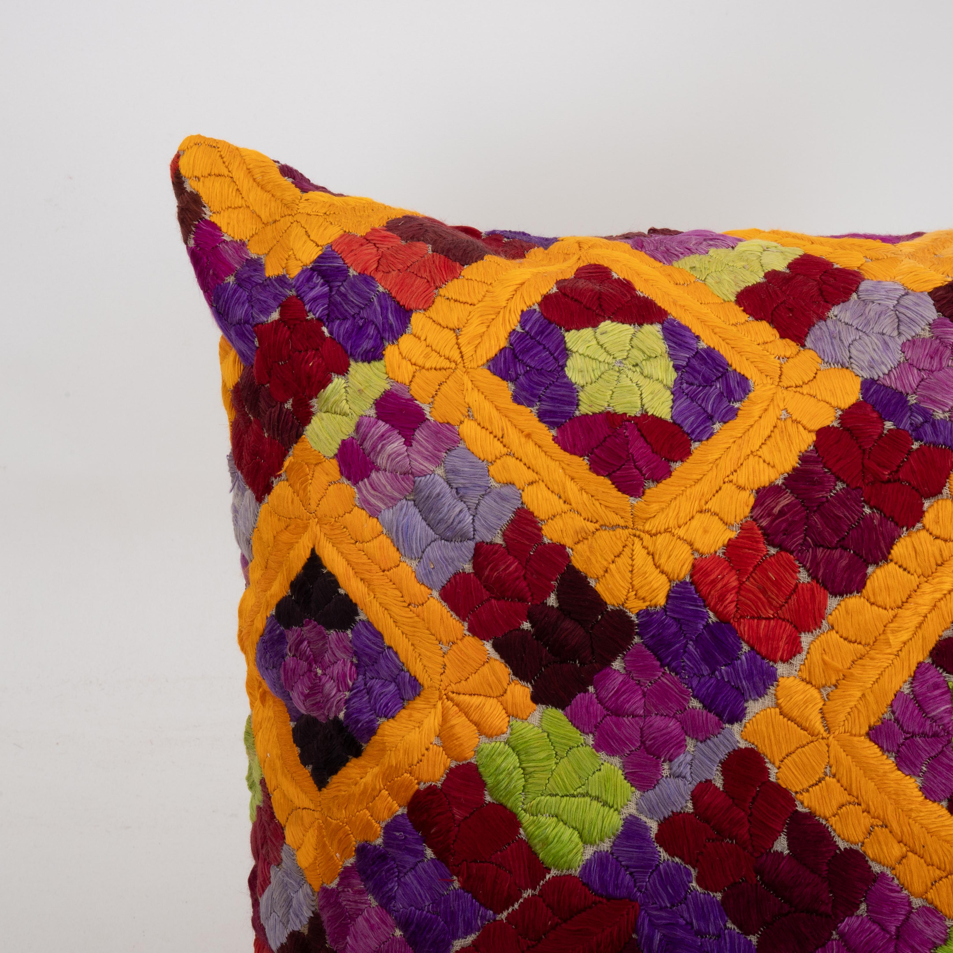 Artisanat Couvercle d'oreiller fabriqué à partir d'une broderie Rabat du 20e siècle, Maroc en vente