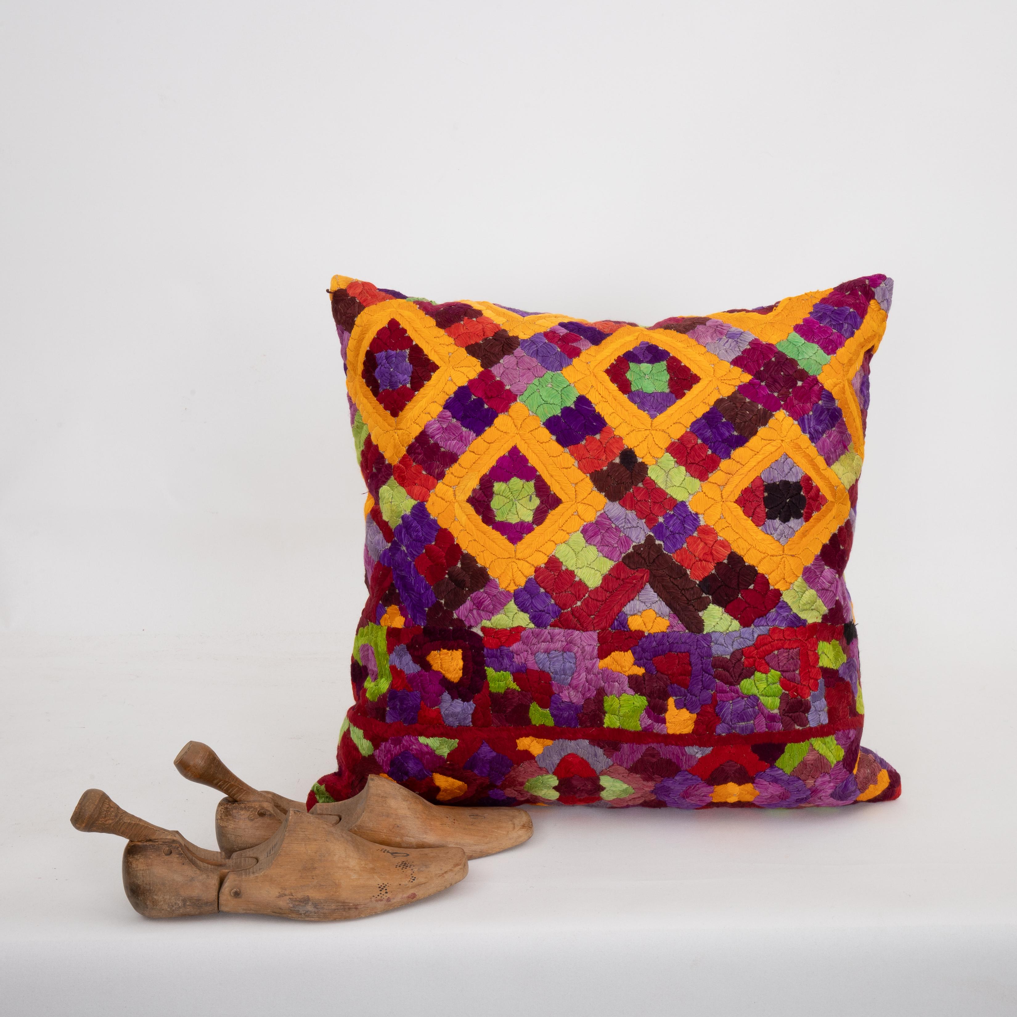 Artisanat Couvercle d'oreiller fabriqué à partir d'une broderie Rabat du 20e siècle, Maroc en vente