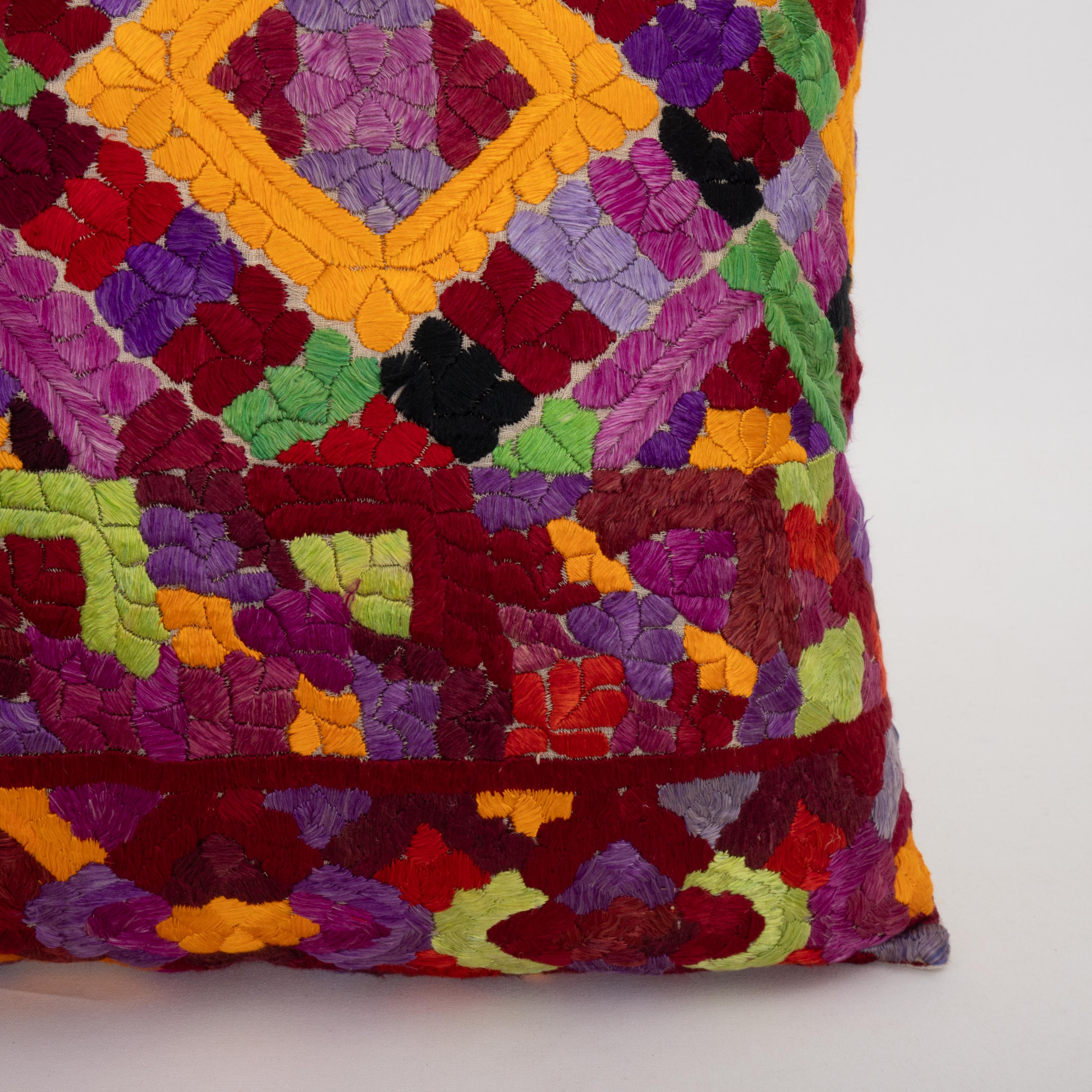 Marocain Couvercle d'oreiller fabriqué à partir d'une broderie Rabat du 20e siècle, Maroc en vente