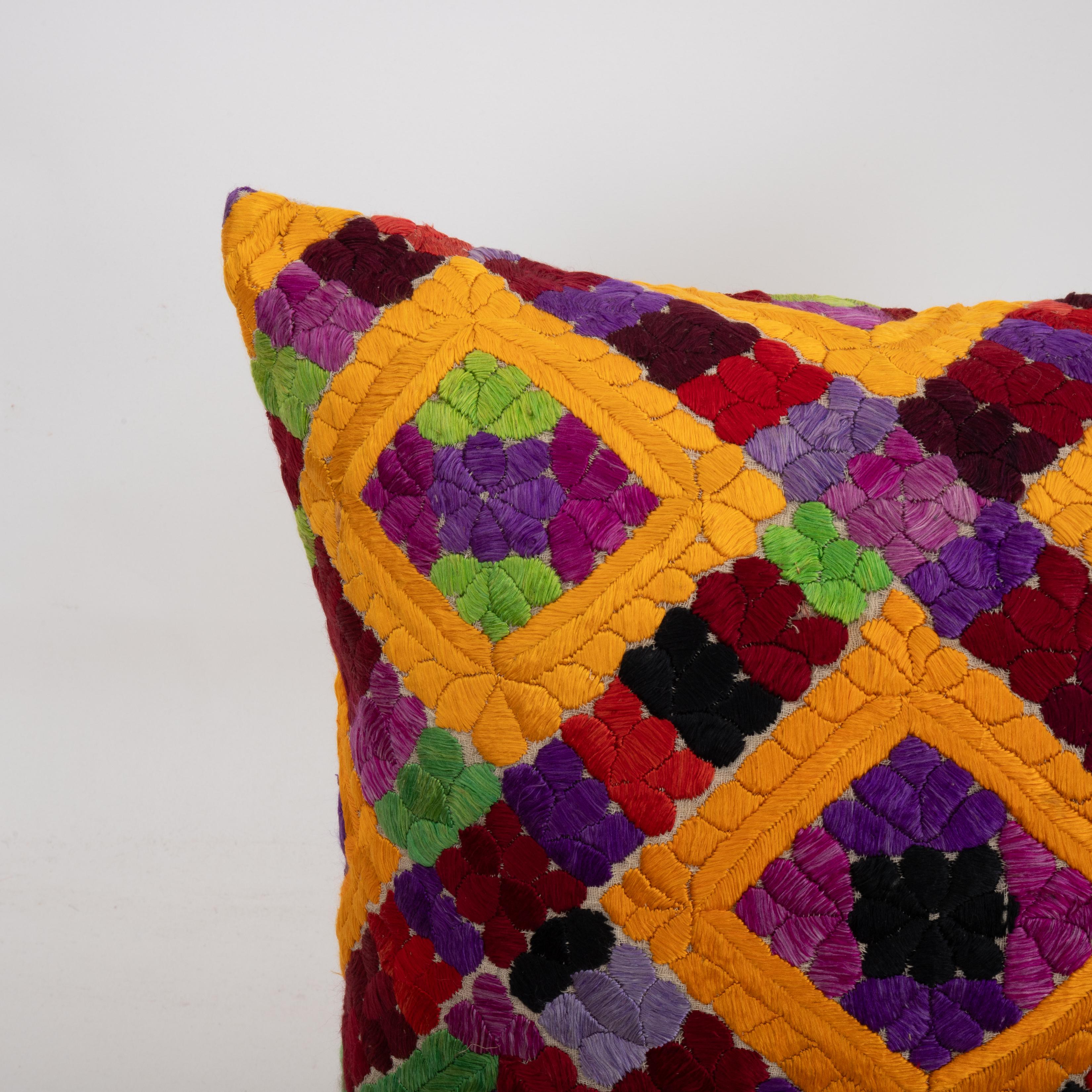 Ouzbek Couvercle d'oreiller fabriqué à partir d'une broderie Rabat du 20e siècle, Maroc en vente