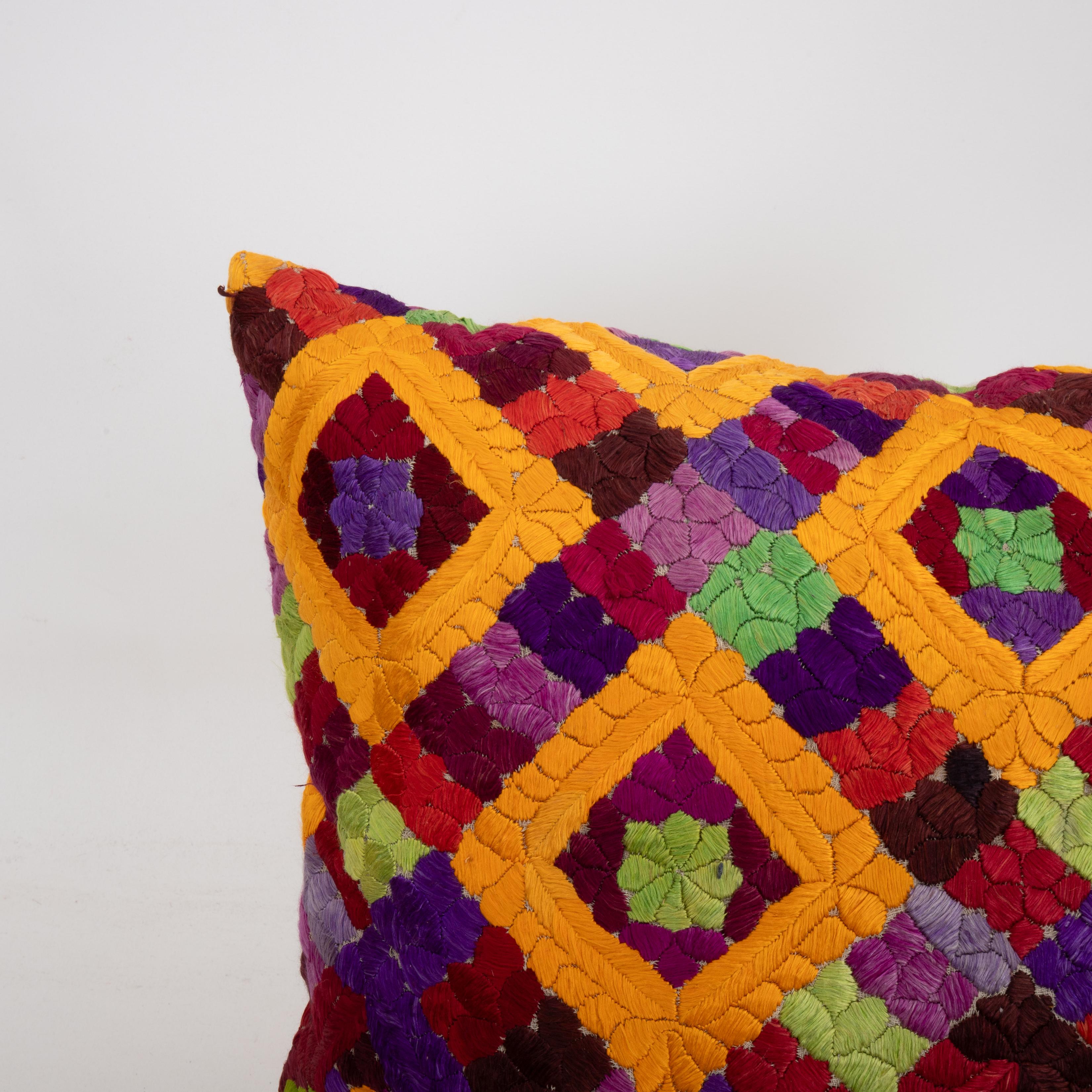 Ouzbek Couvercle d'oreiller fabriqué à partir d'une broderie Rabat du 20e siècle, Maroc en vente