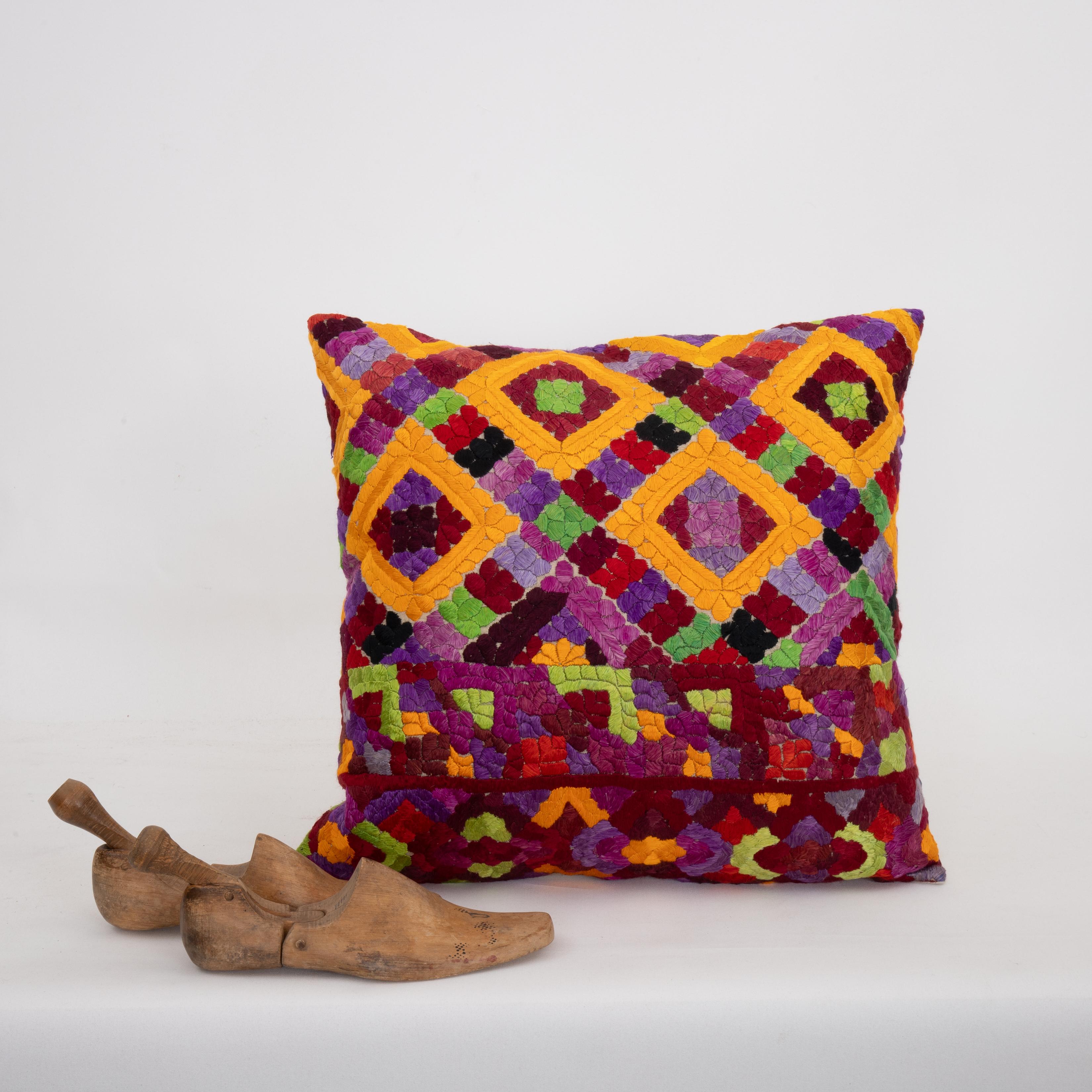 Brodé Couvercle d'oreiller fabriqué à partir d'une broderie Rabat du 20e siècle, Maroc en vente