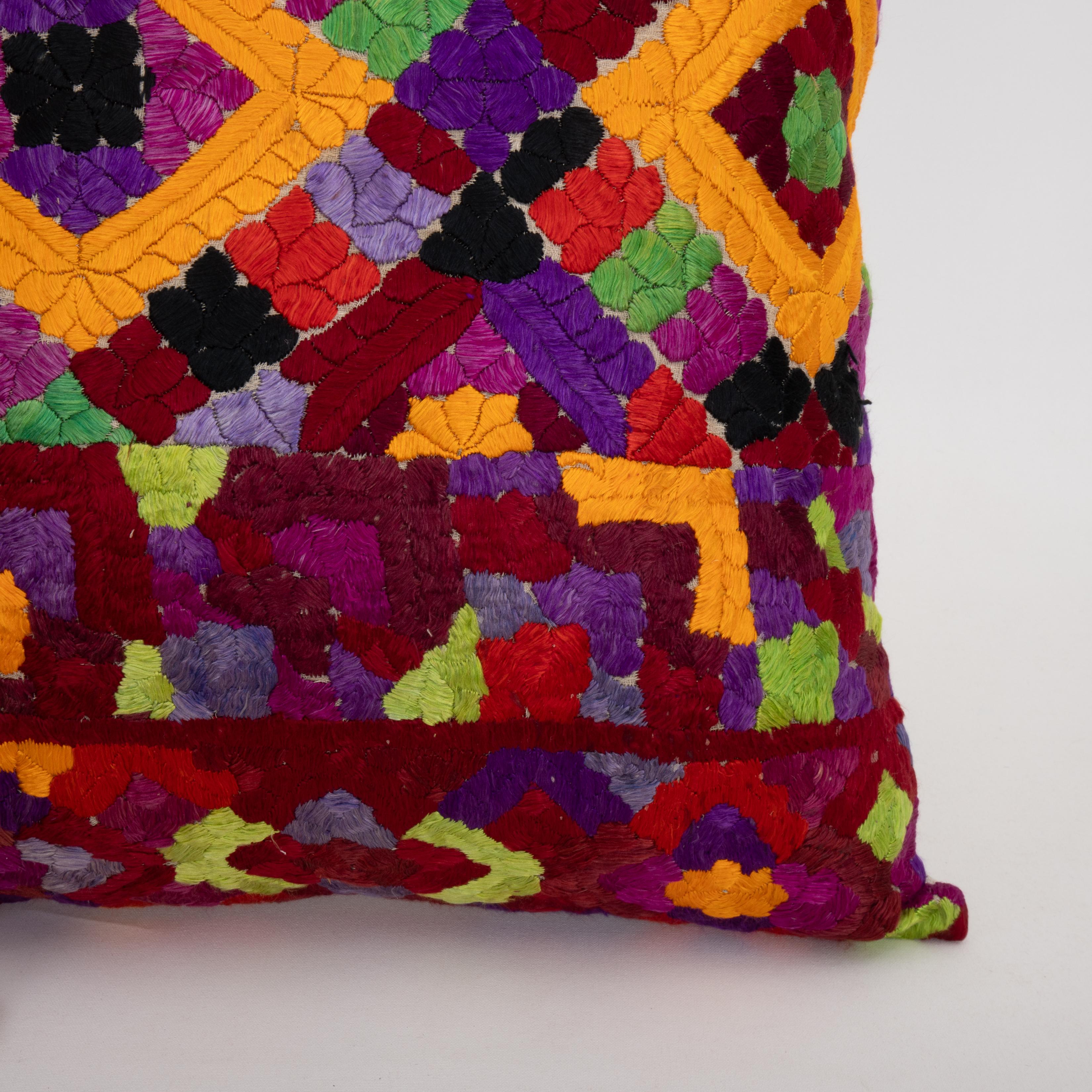 Brodé Couvercle d'oreiller fabriqué à partir d'une broderie Rabat du 20e siècle, Maroc en vente