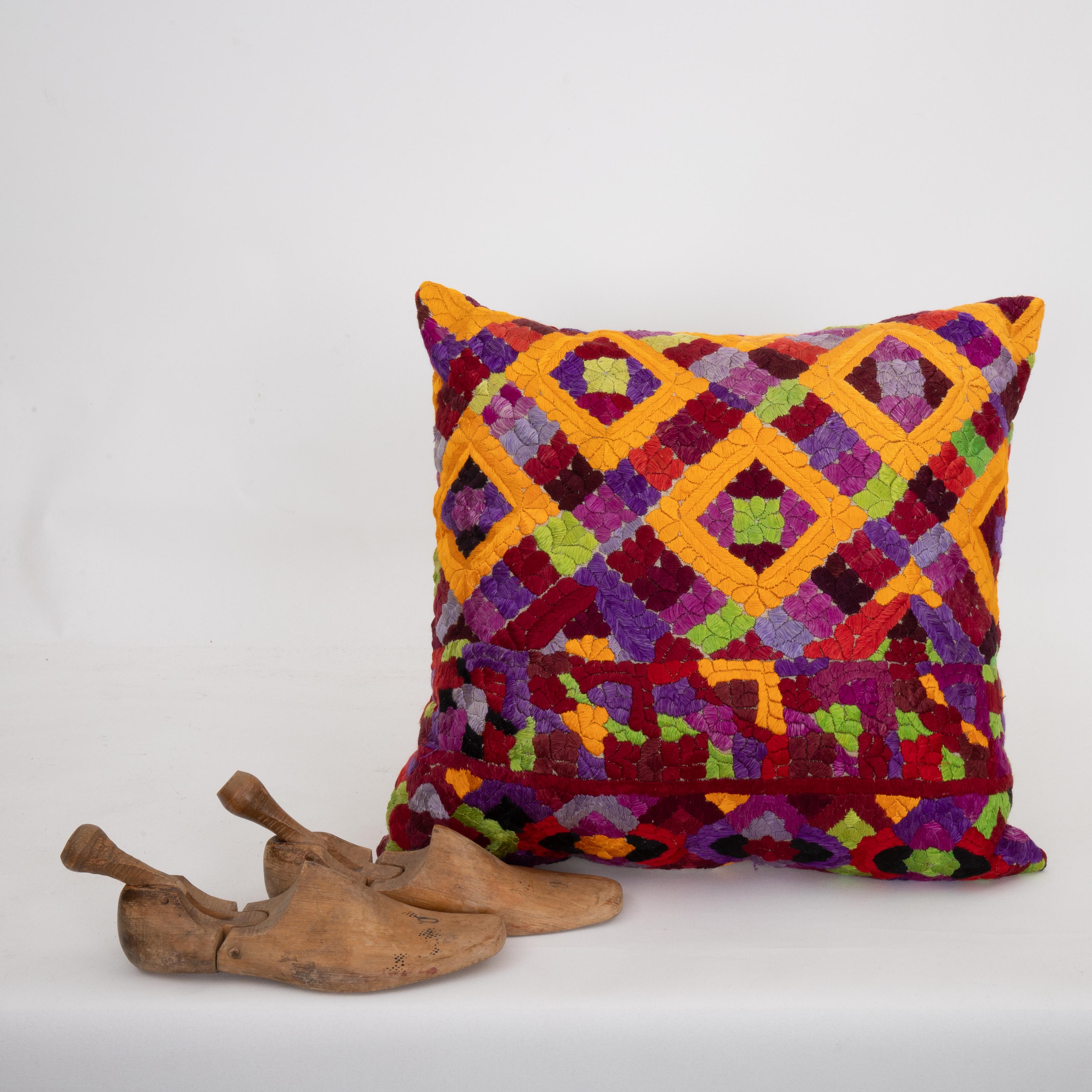Brodé Couvercle d'oreiller fabriqué à partir d'une broderie Rabat du 20e siècle, Maroc en vente