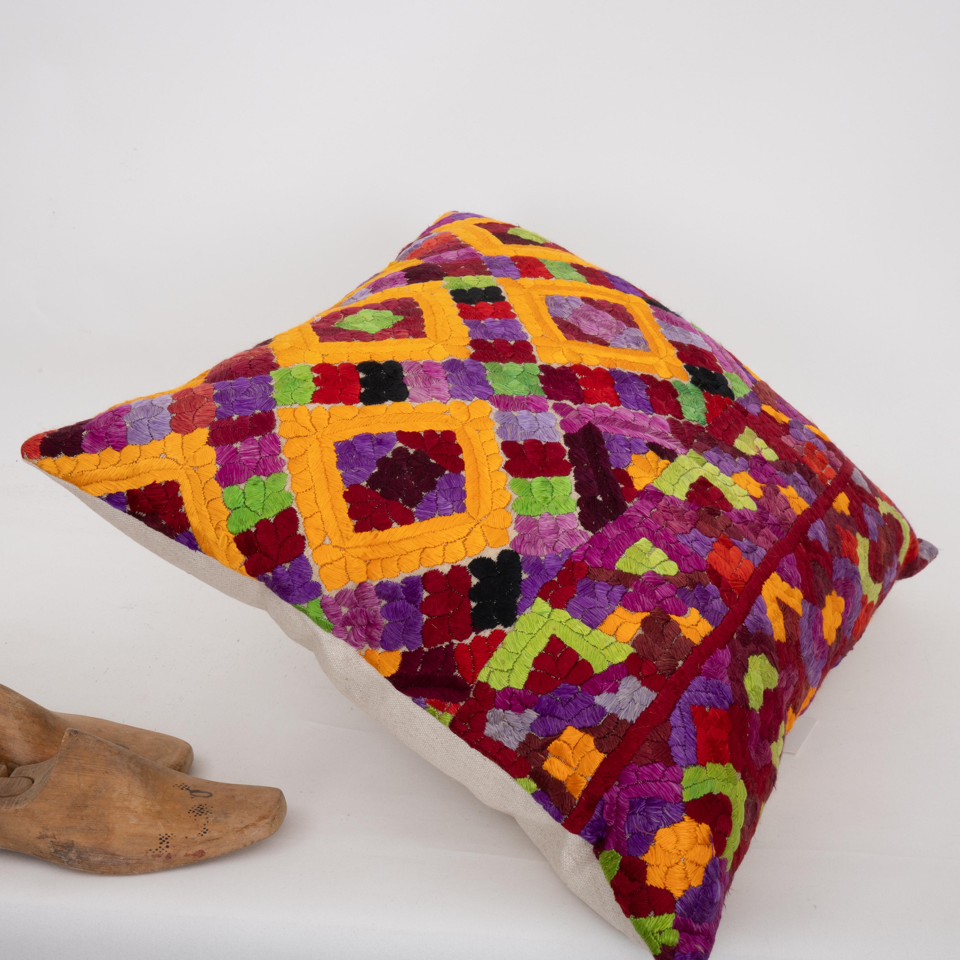 Couvercle d'oreiller fabriqué à partir d'une broderie Rabat du 20e siècle, Maroc Bon état - En vente à Istanbul, TR