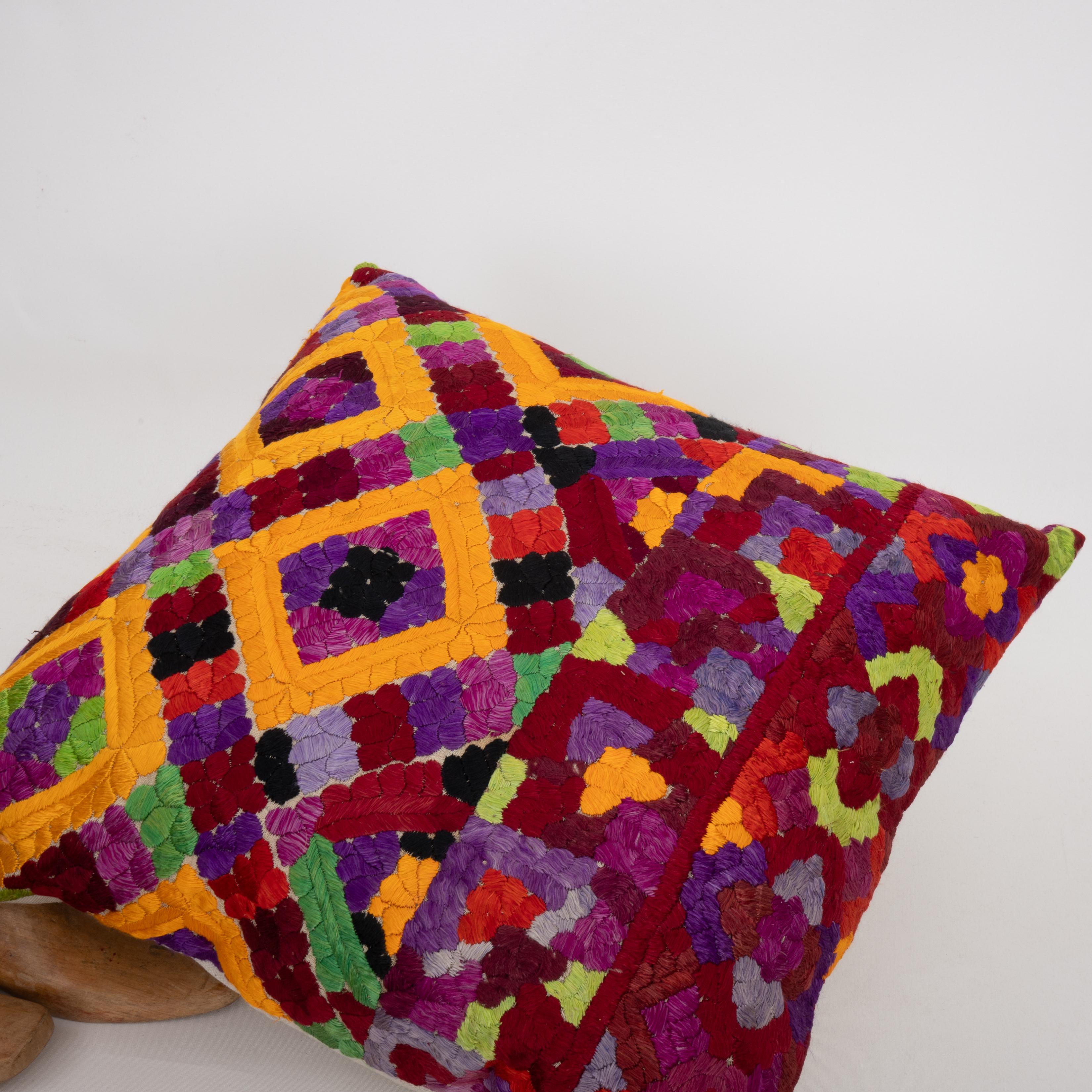 Couvercle d'oreiller fabriqué à partir d'une broderie Rabat du 20e siècle, Maroc Bon état - En vente à Istanbul, TR